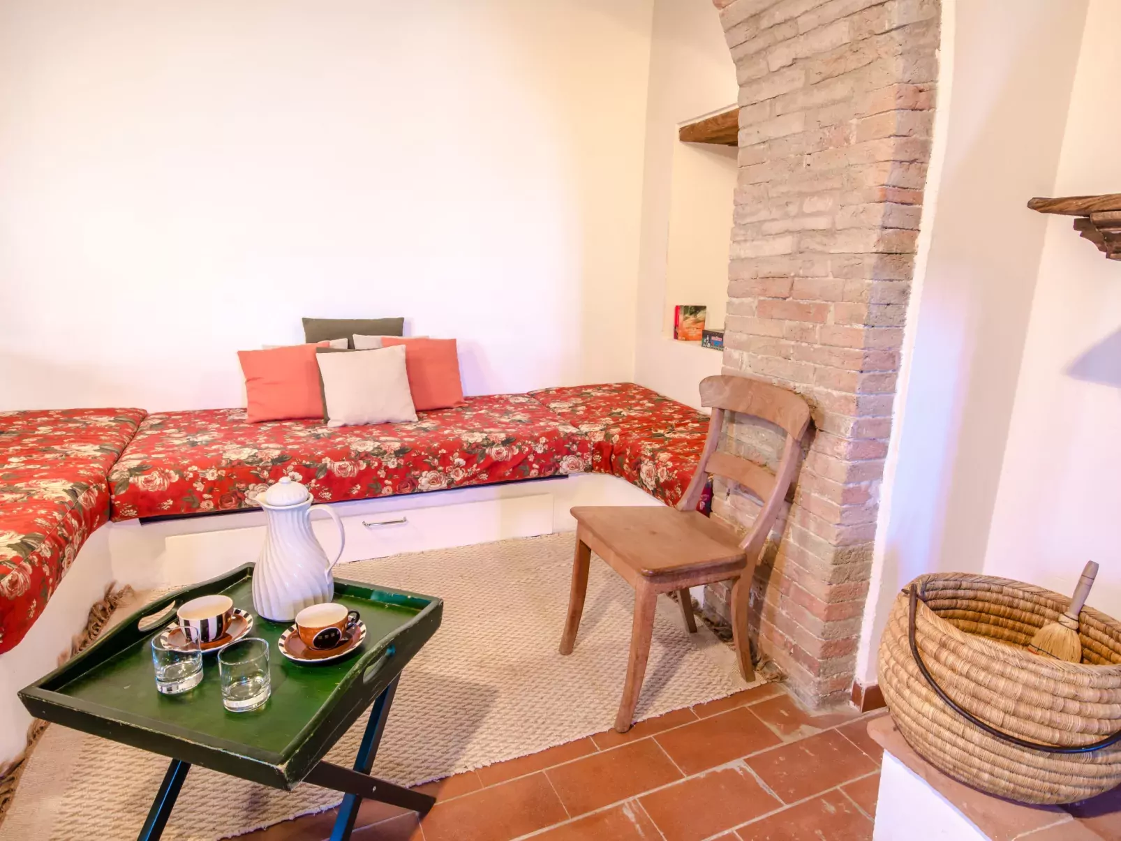 Borgo-Inside