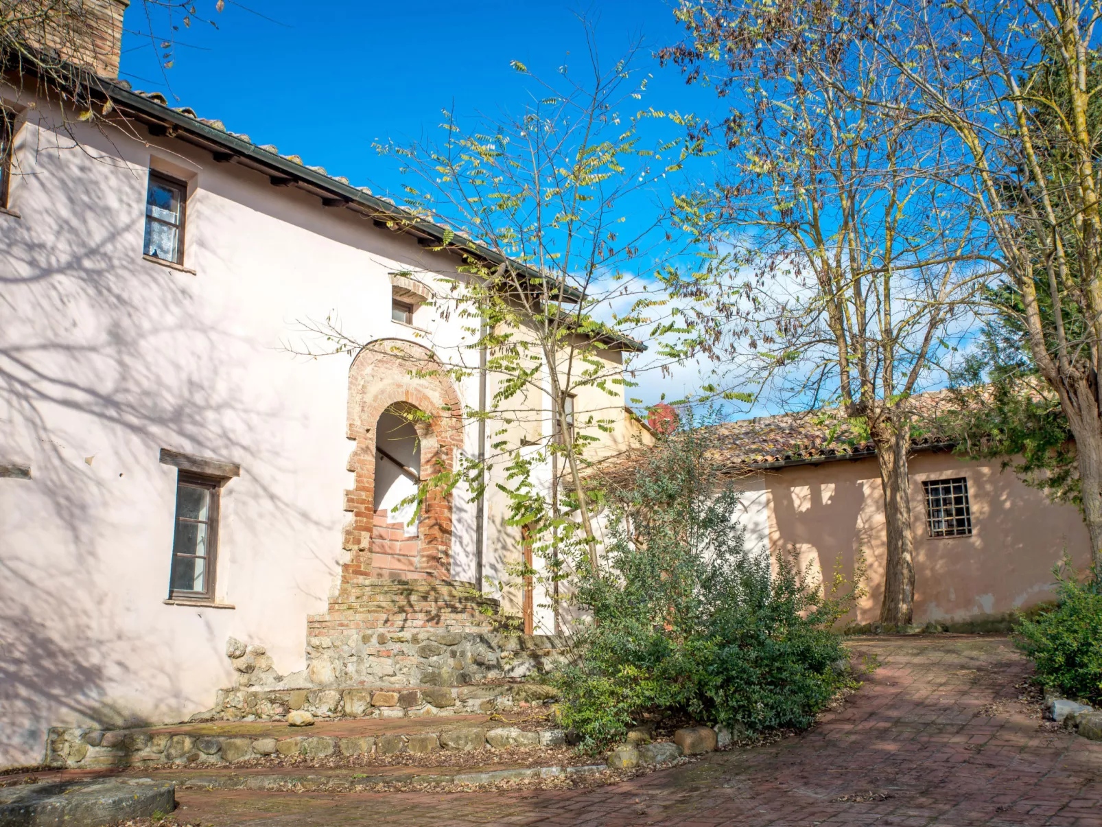 Borgo-Outside
