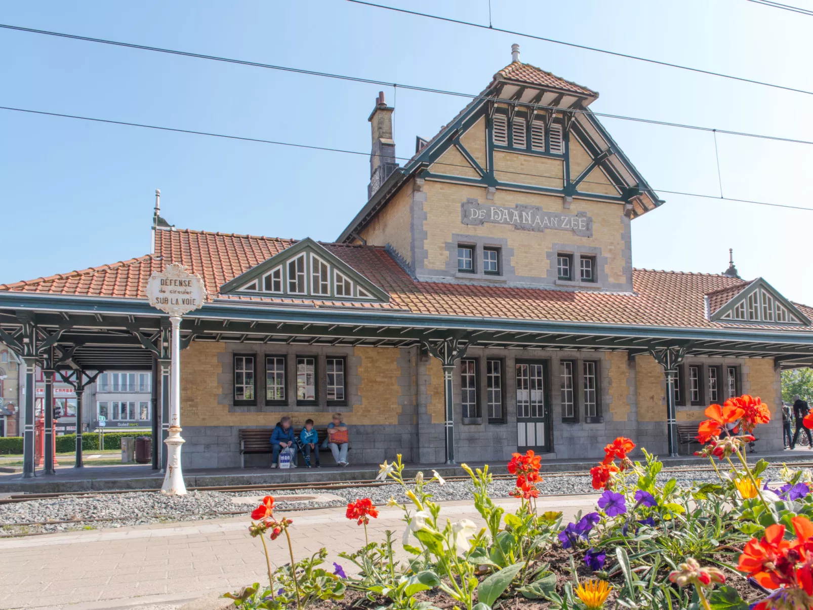 Carnac Station sunny and bright app-Inside