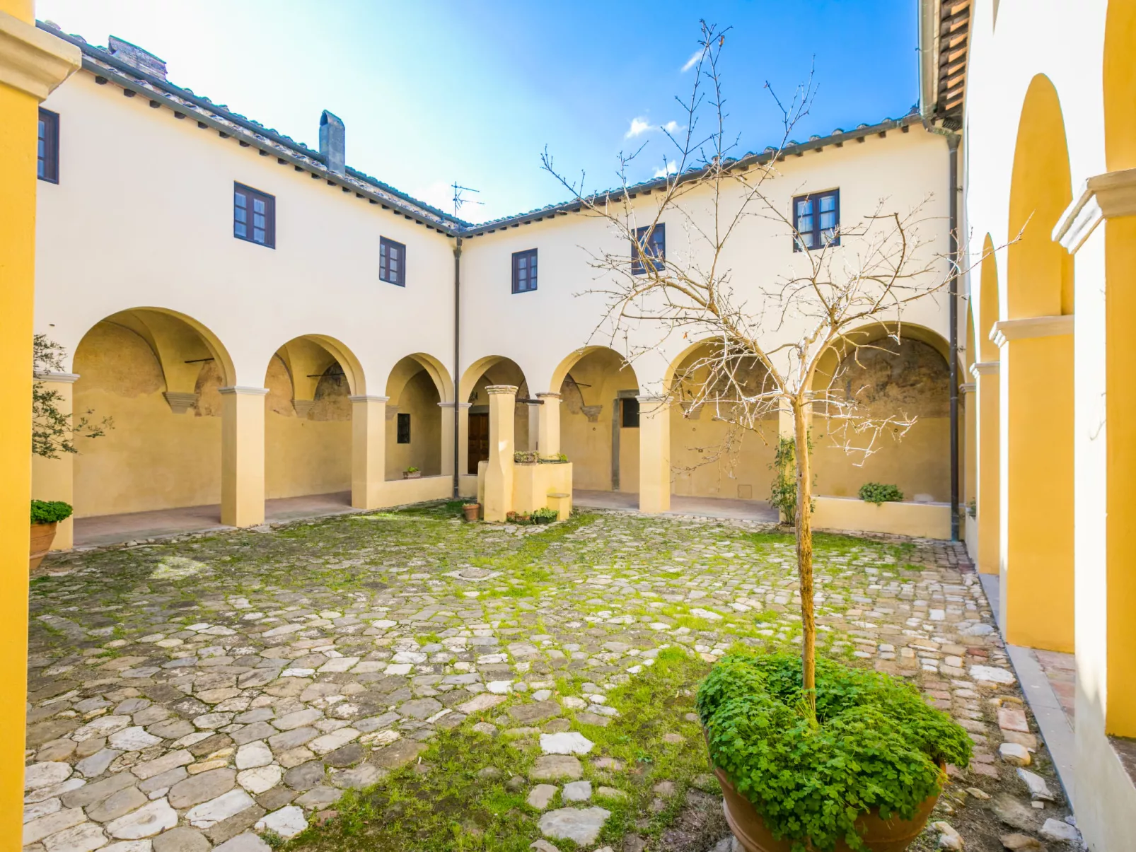 Il Convento-Outside