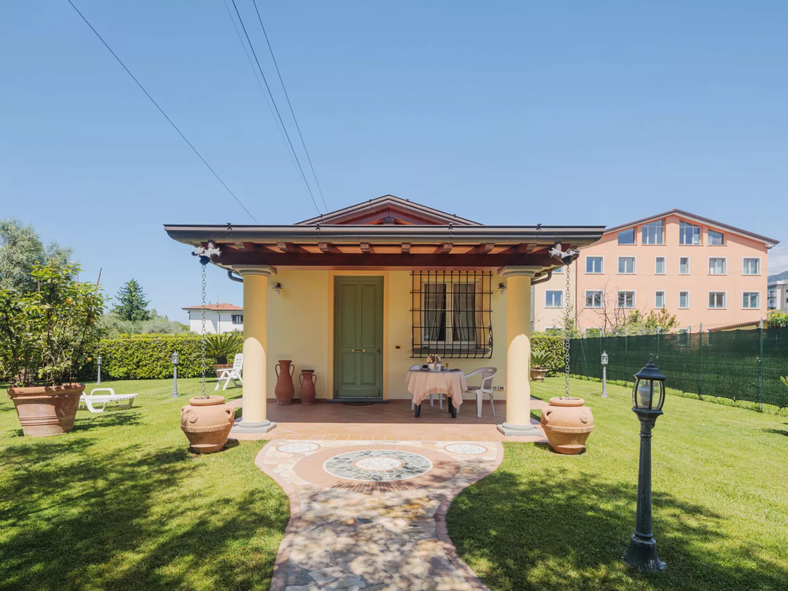 Colli-Outside