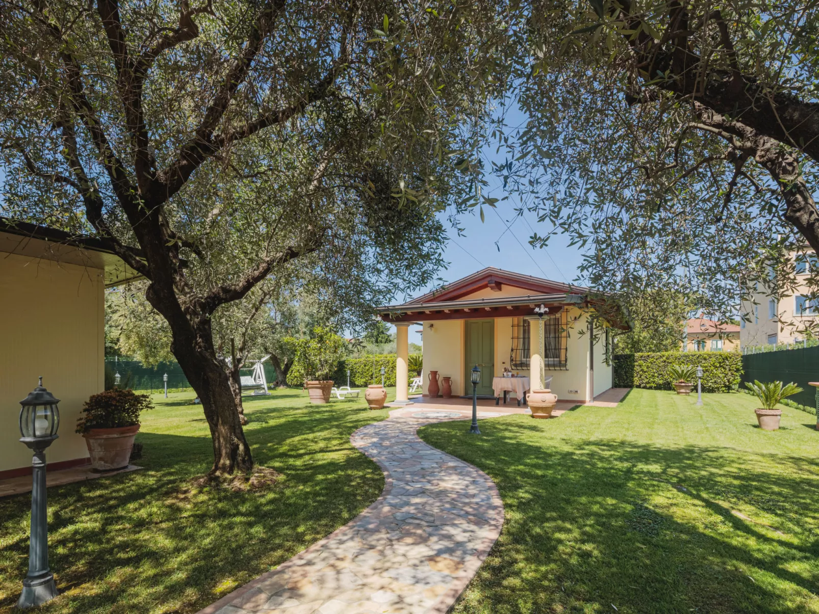 Colli-Outside