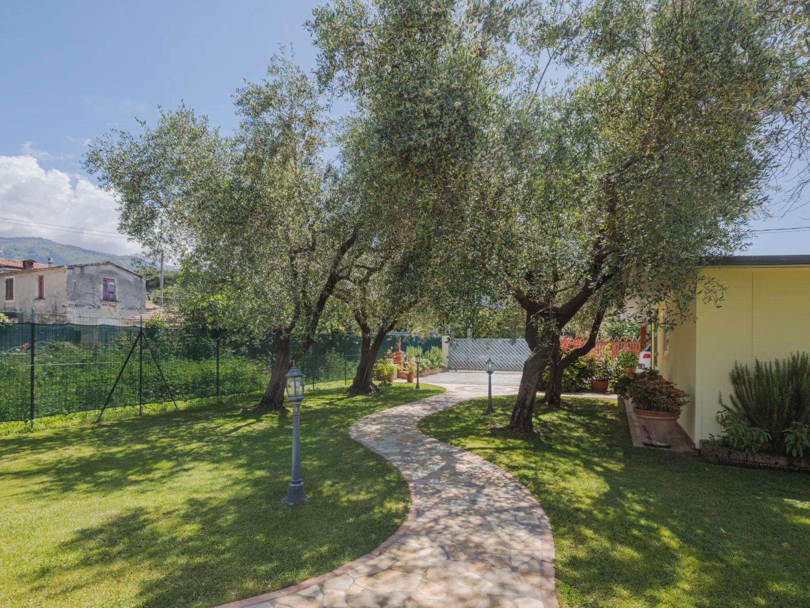 Colli-Outside