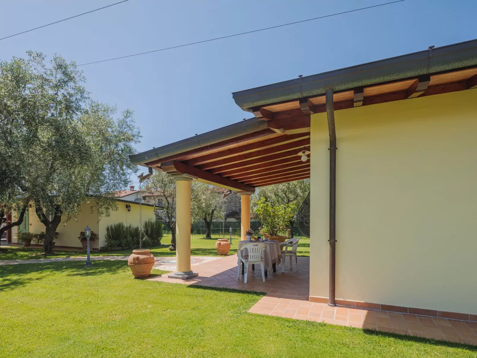 Colli-Outside