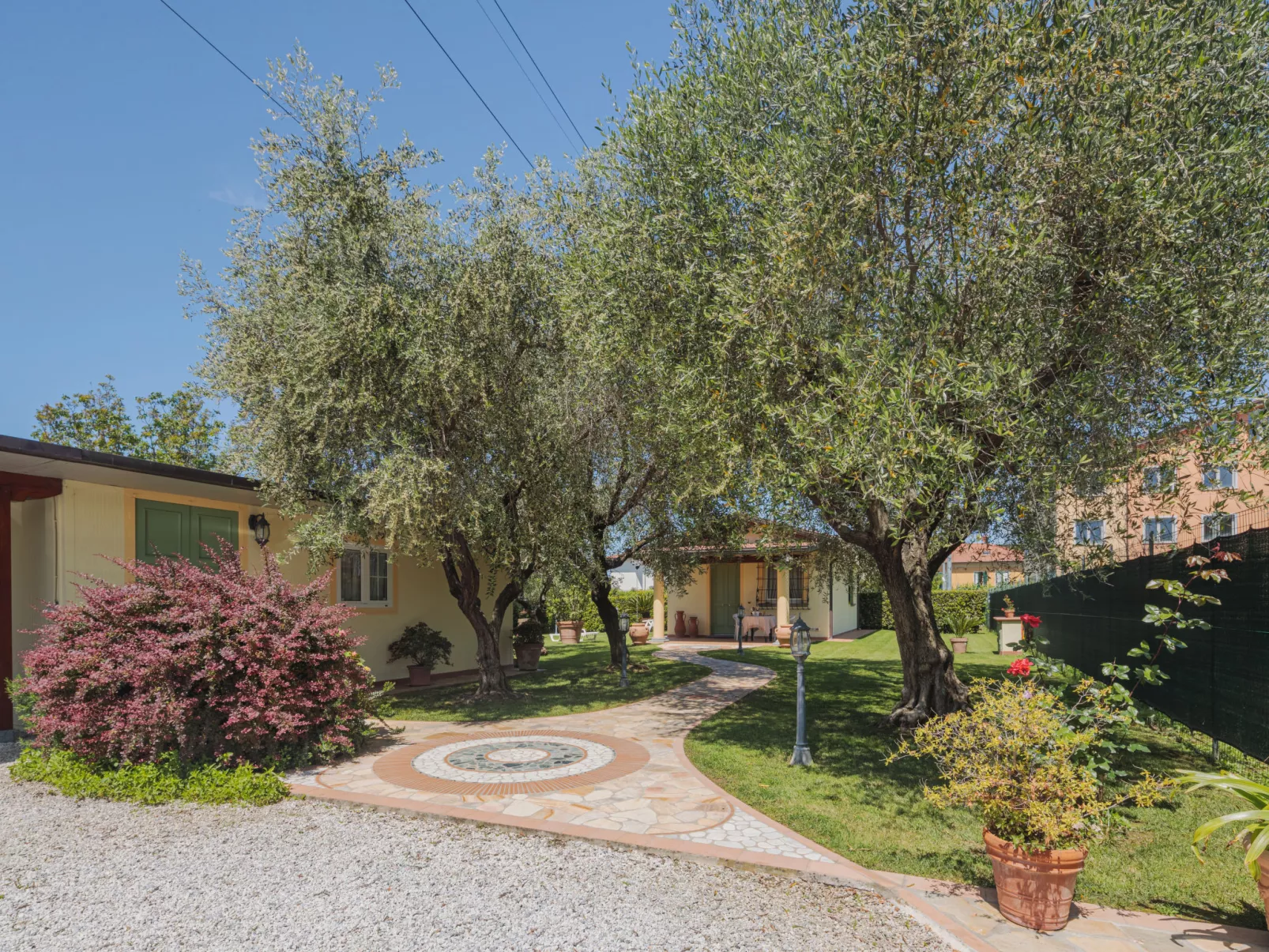 Colli-Outside