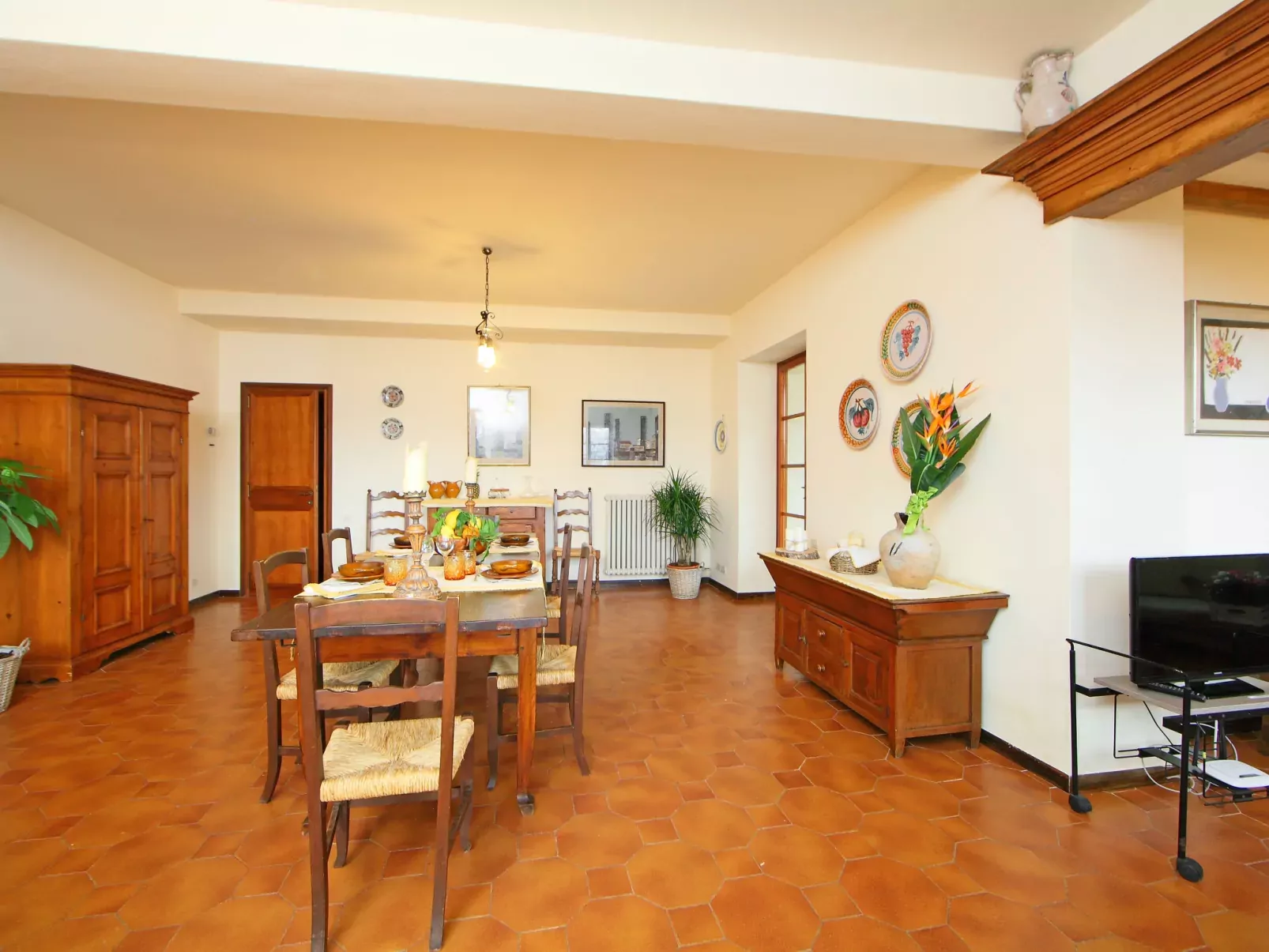 Montebello-Inside