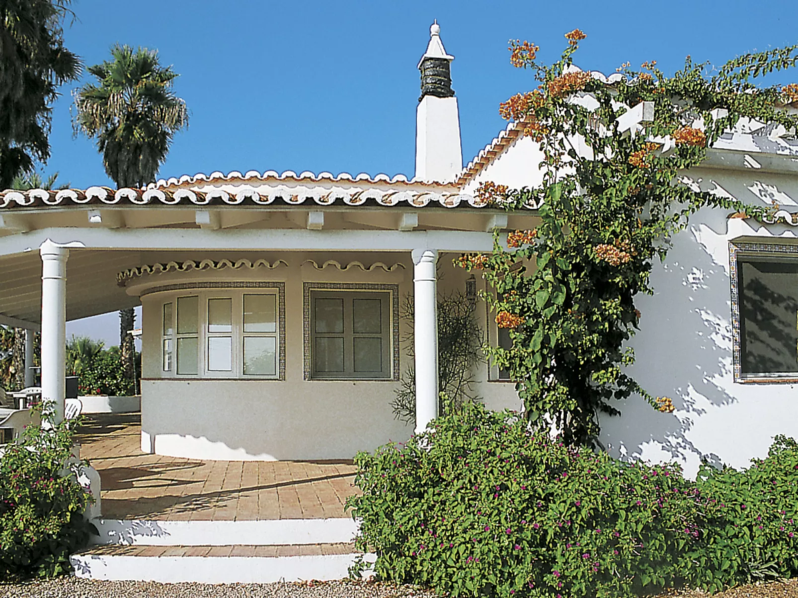 Luz Romana A1-Outside