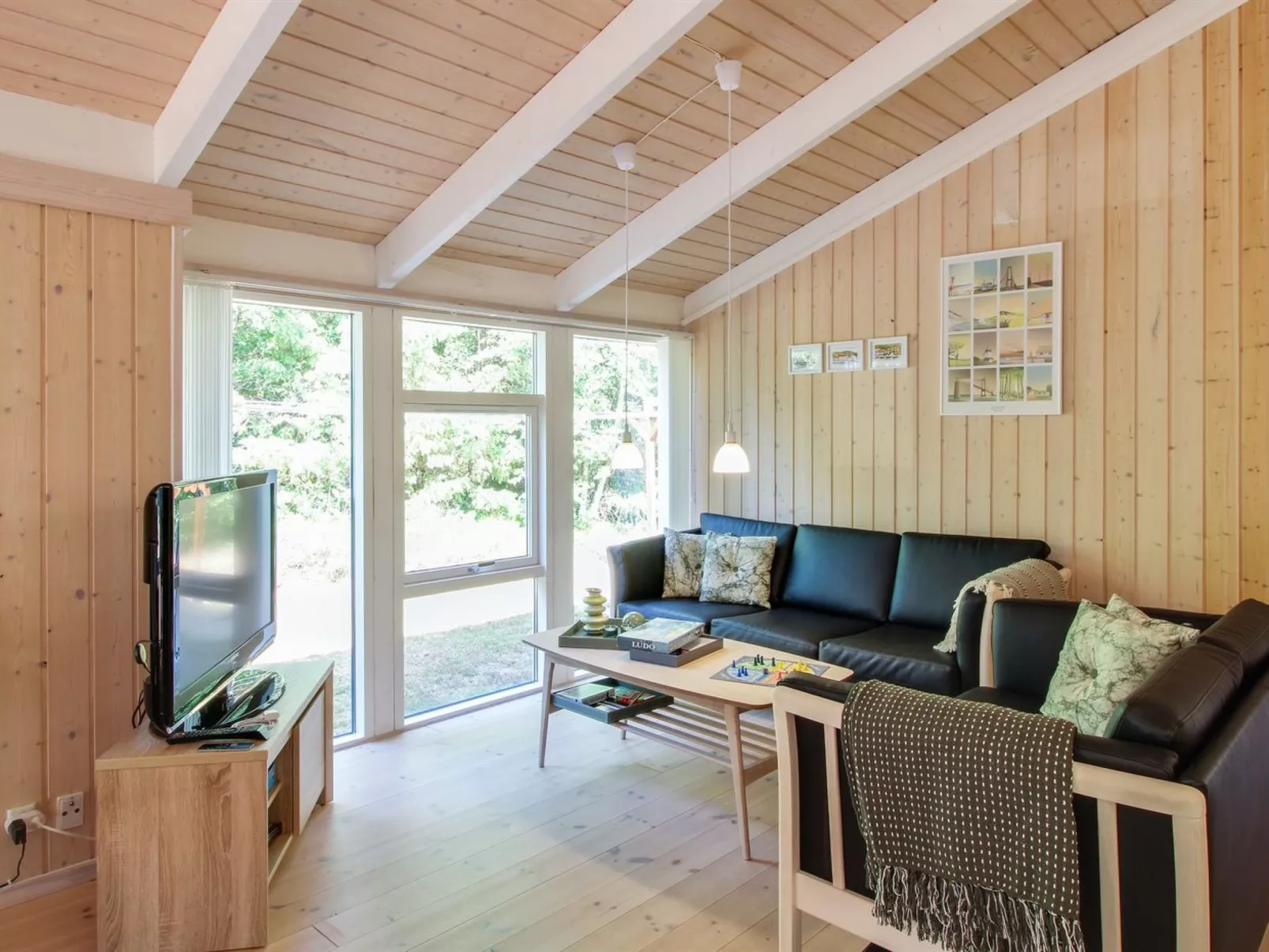 "Stak" - 1.9km from the sea-Inside