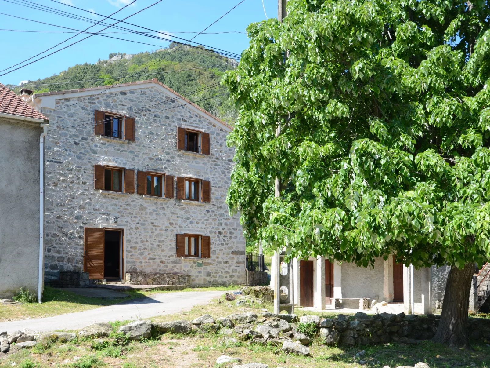 Migone de Sampolo-Outside