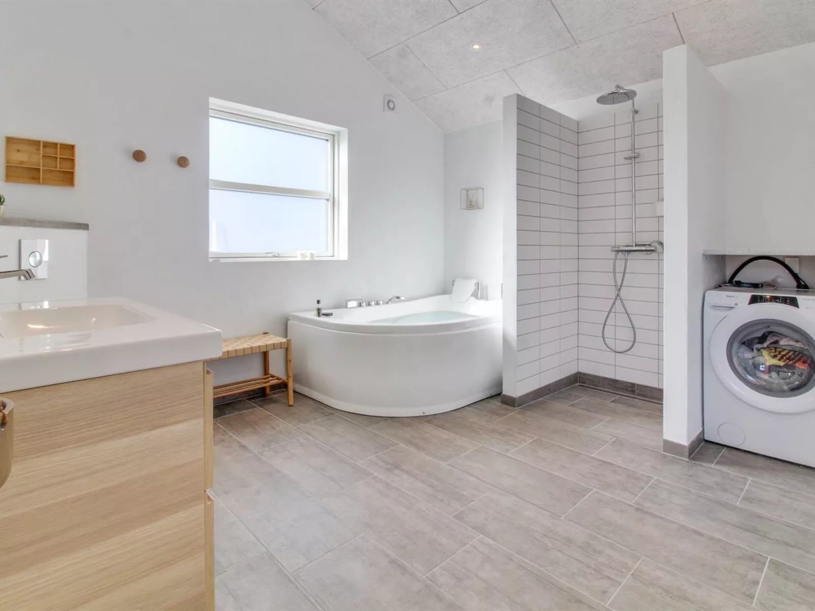 "Minke" - 2.2km from the sea-Inside