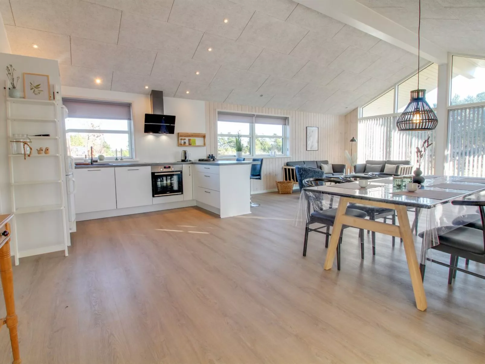 "Minke" - 2.2km from the sea-Inside