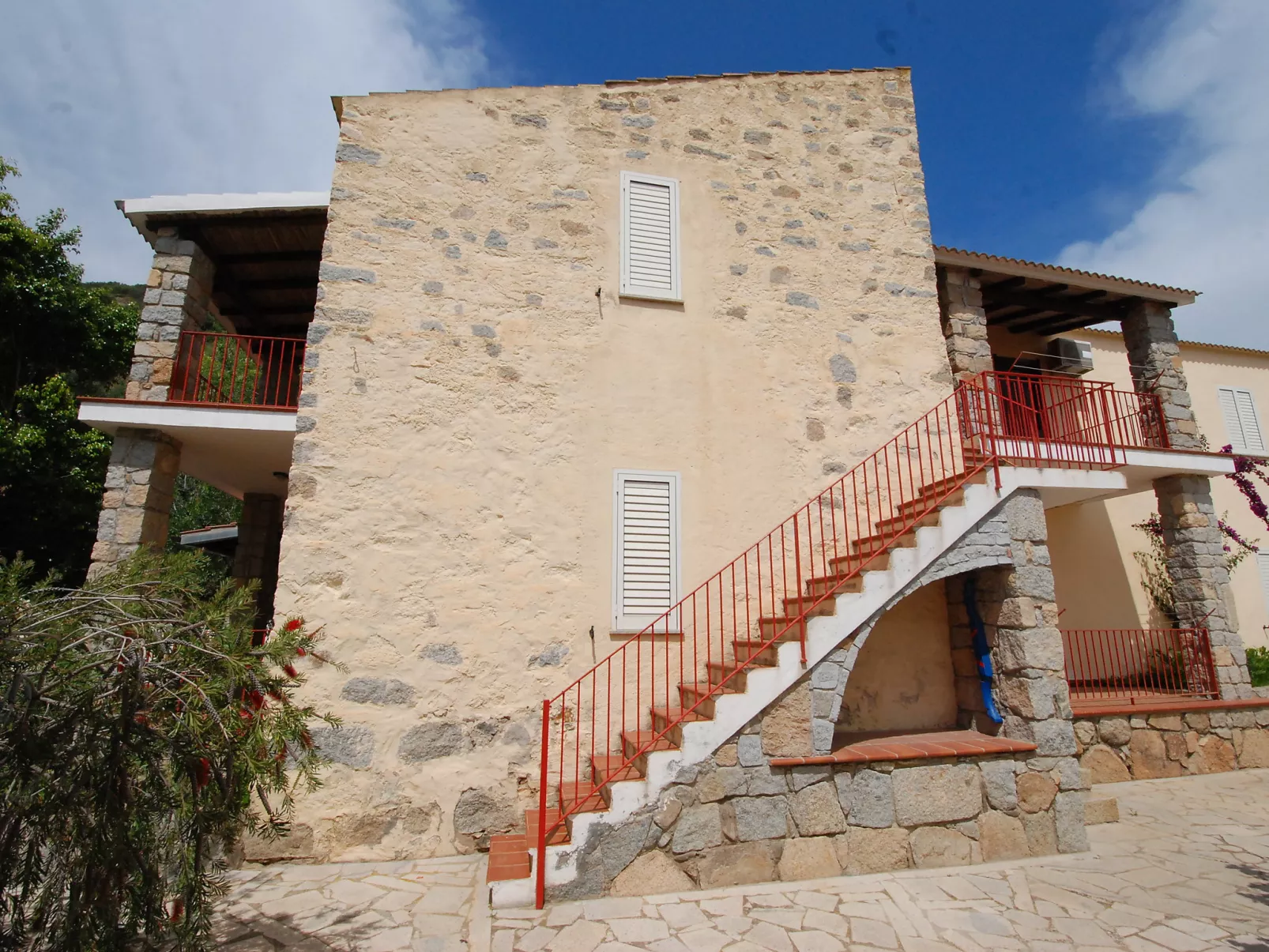 Is Murtas-Outside