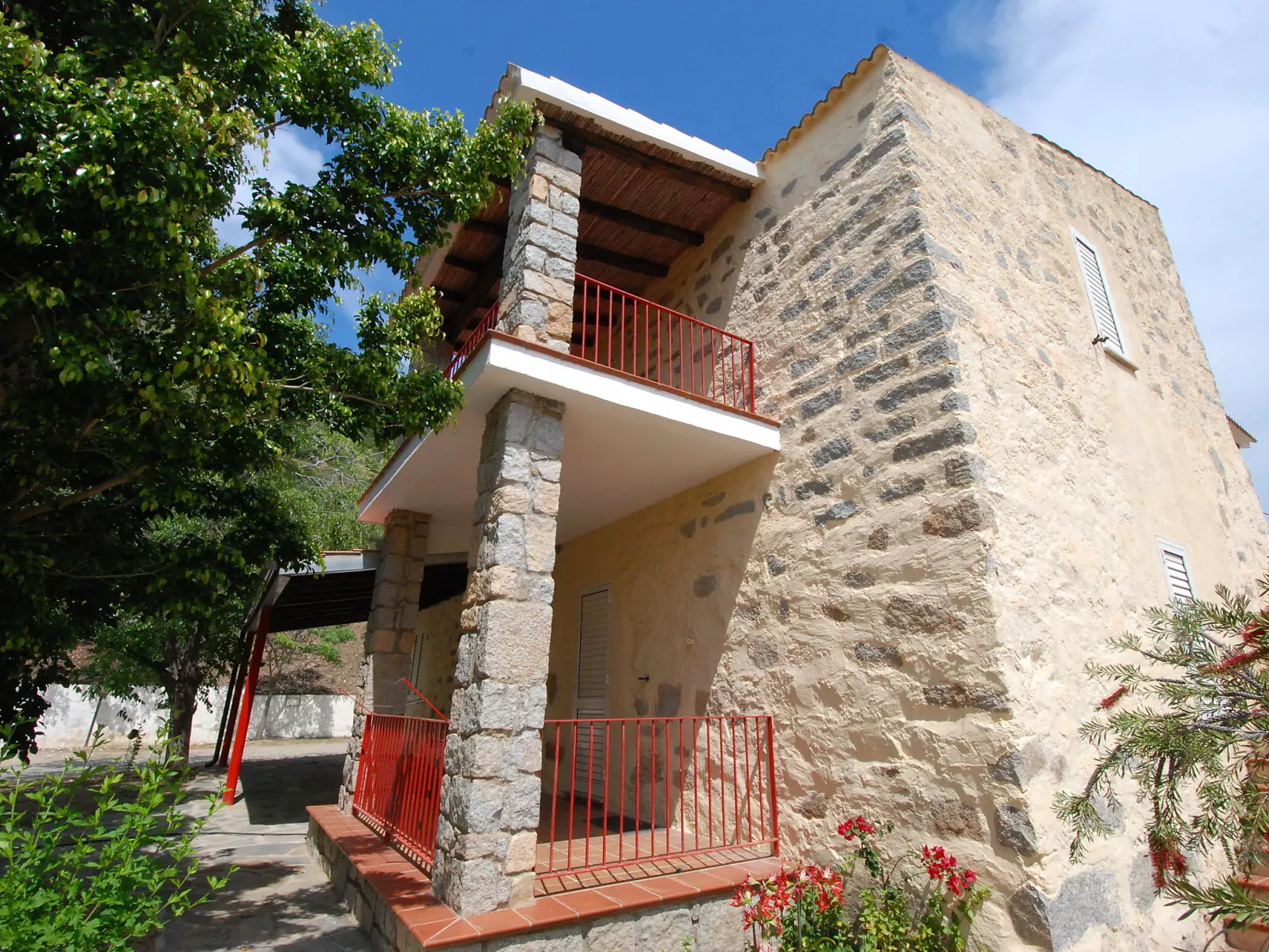 Is Murtas-Outside