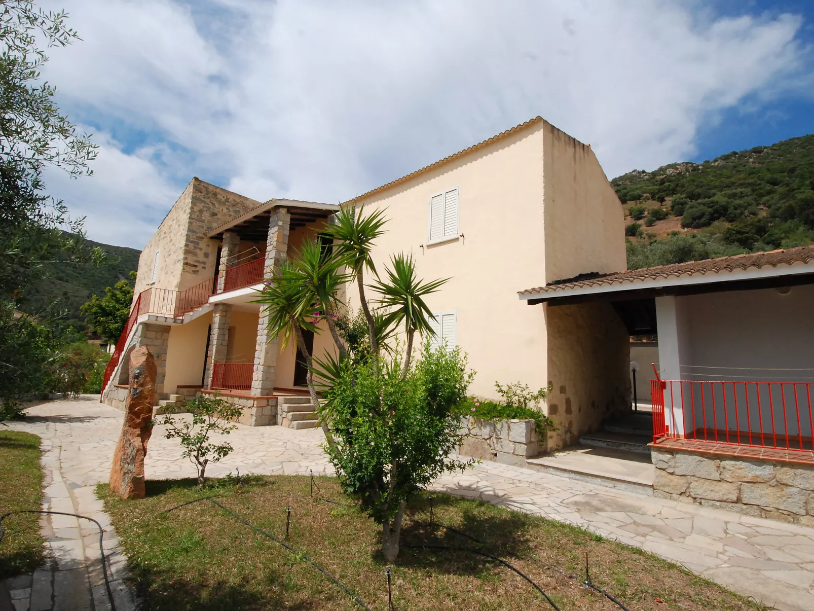 Is Murtas-Outside