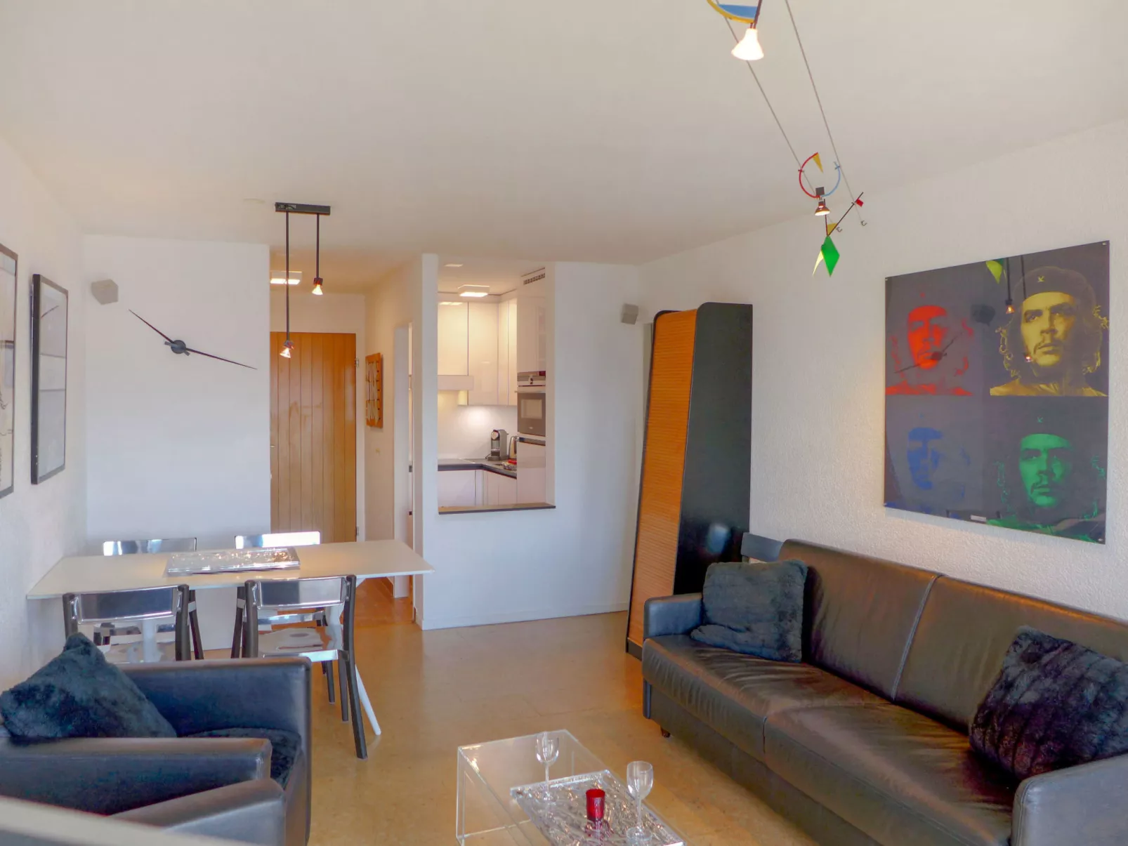 Jeanne D'Arc Apt. C-19-Drinnen