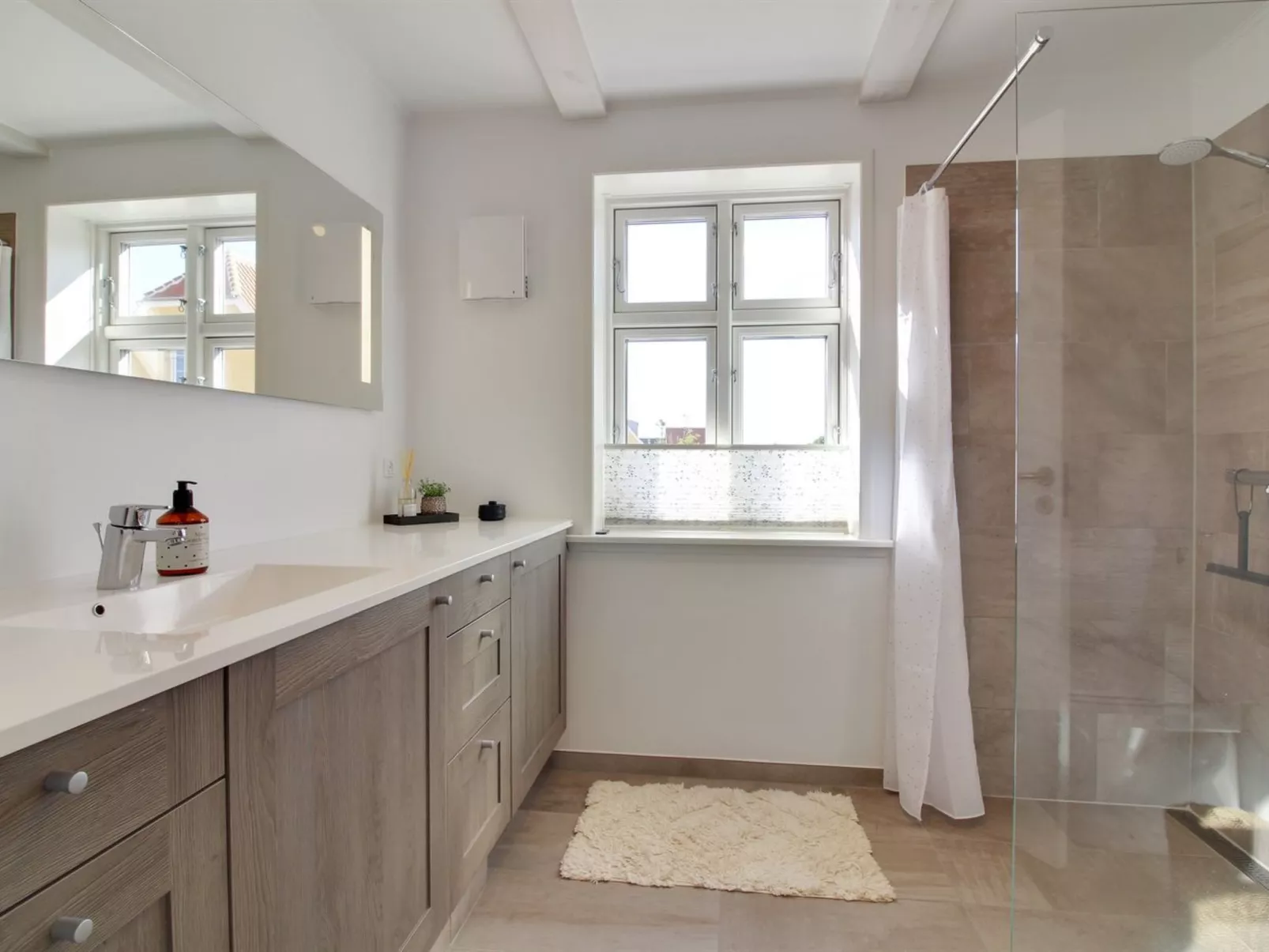 "Gine" - 1.5km from the sea-Inside
