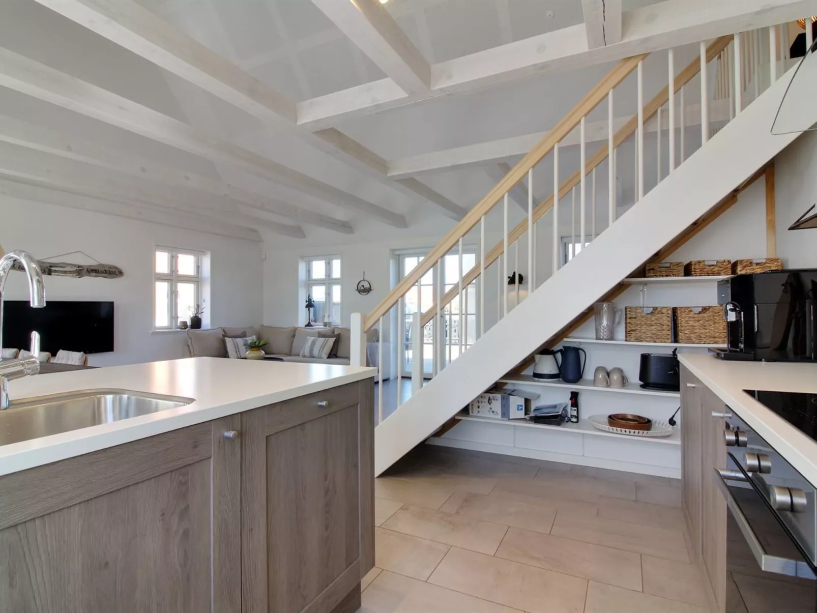 "Gine" - 1.5km from the sea-Inside
