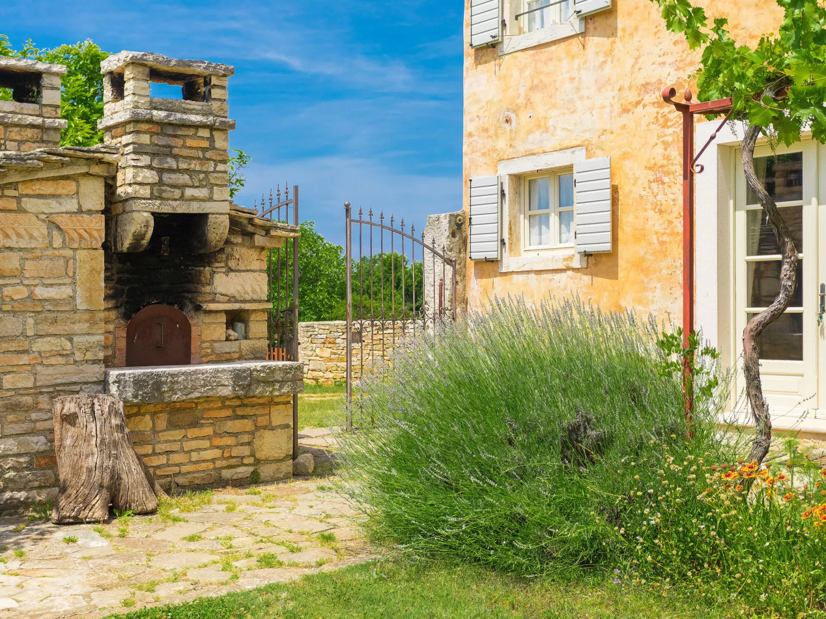 Stancija Negrin-Outside