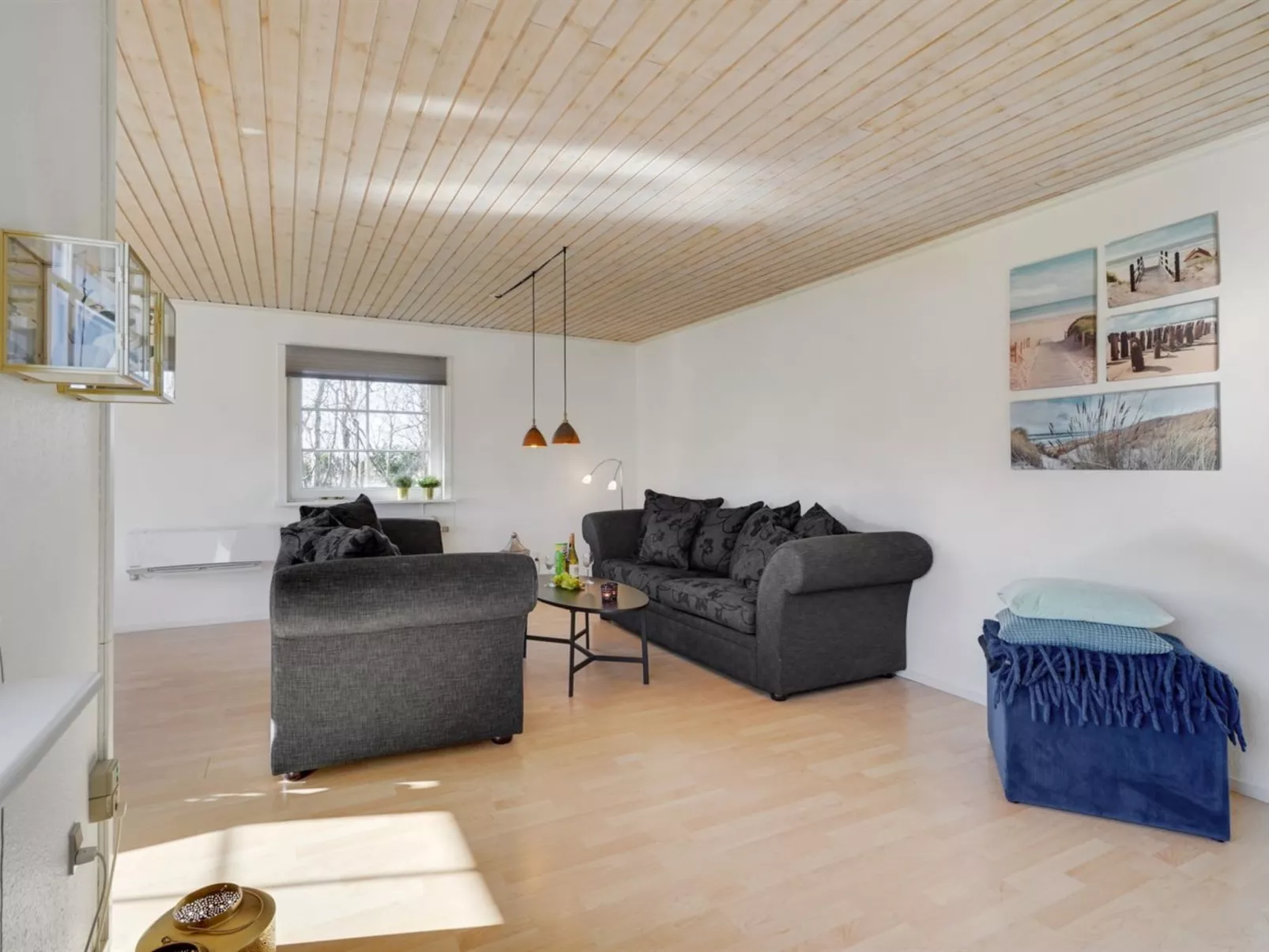 "Harrieth" - 16km from the sea-Inside