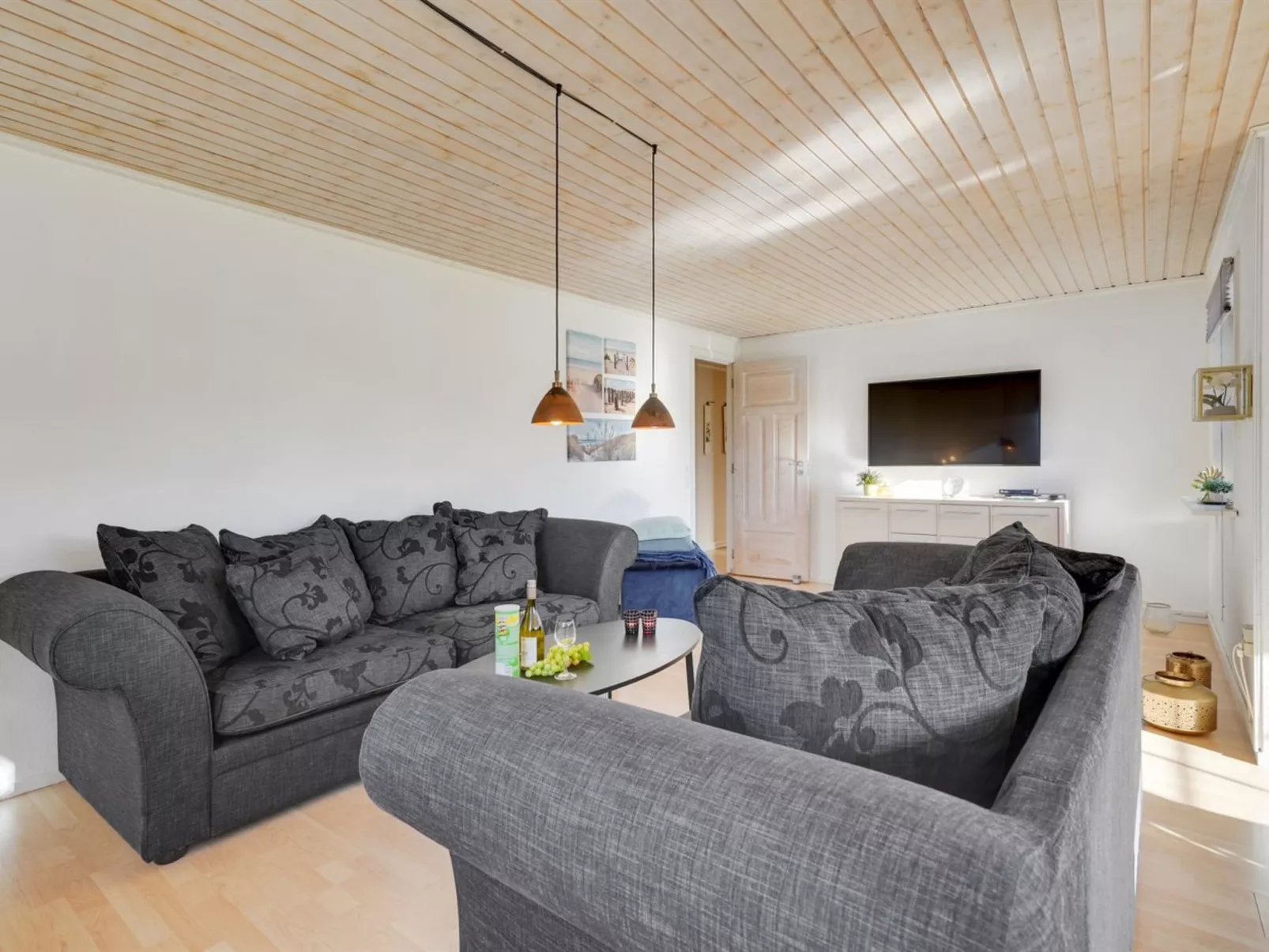 "Harrieth" - 16km from the sea-Inside