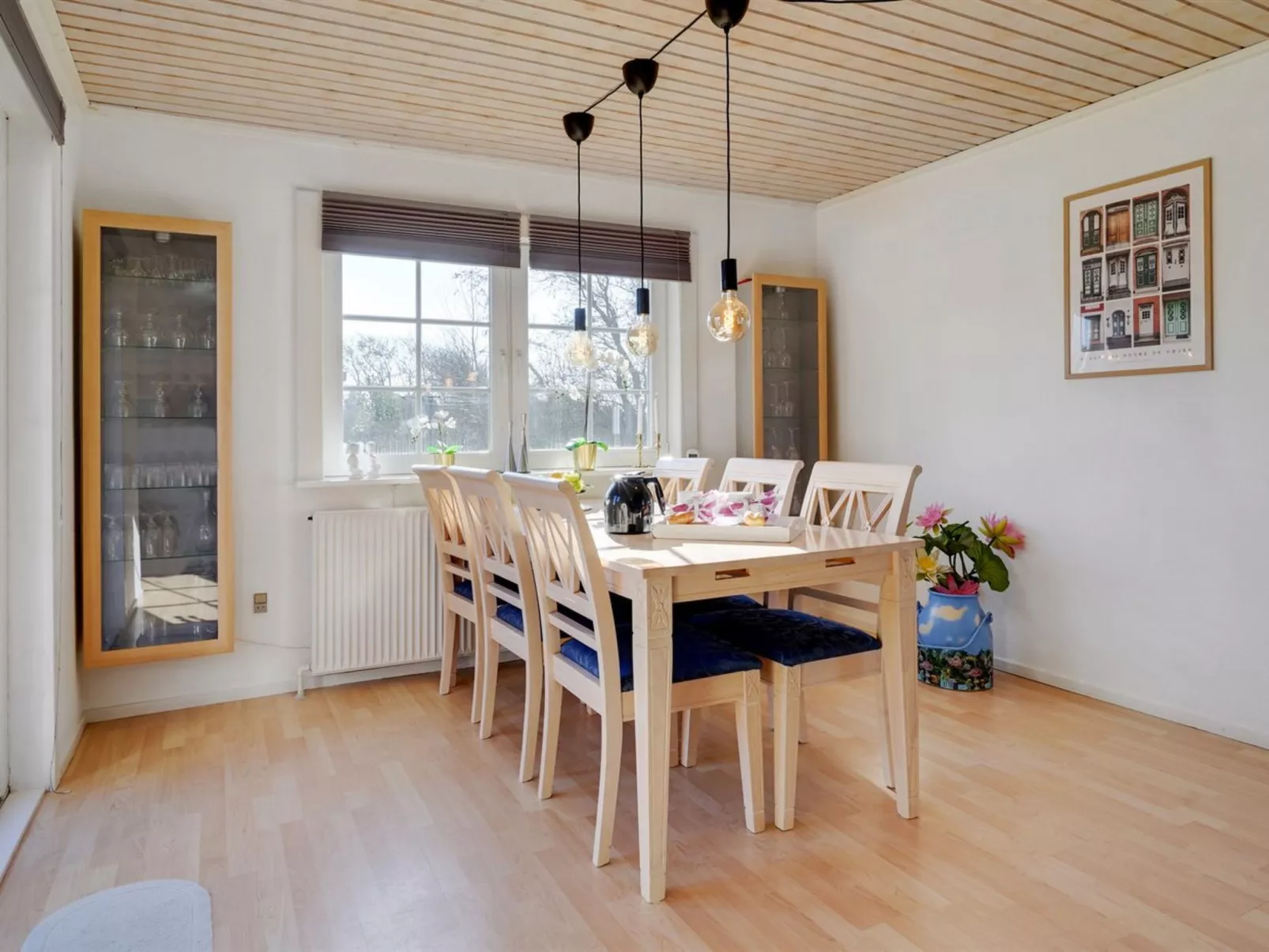 "Harrieth" - 16km from the sea-Inside
