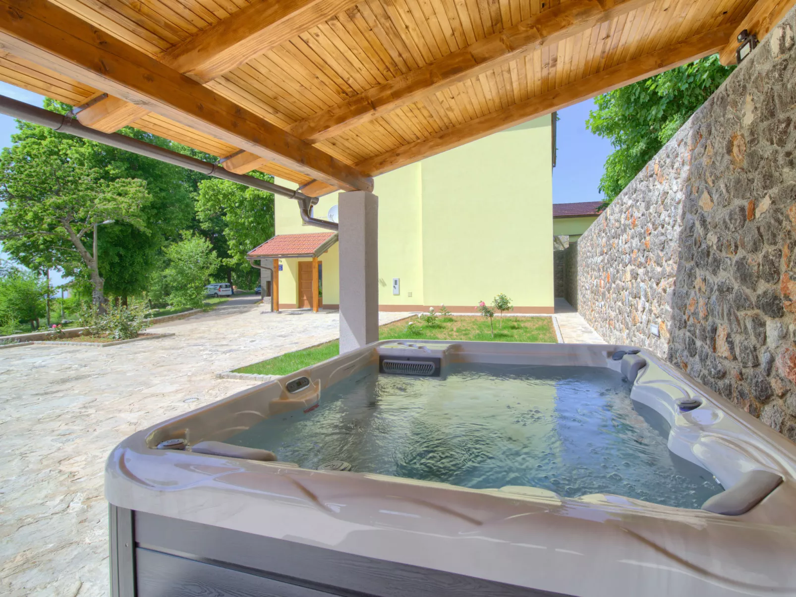 Magna Tilia-Outside
