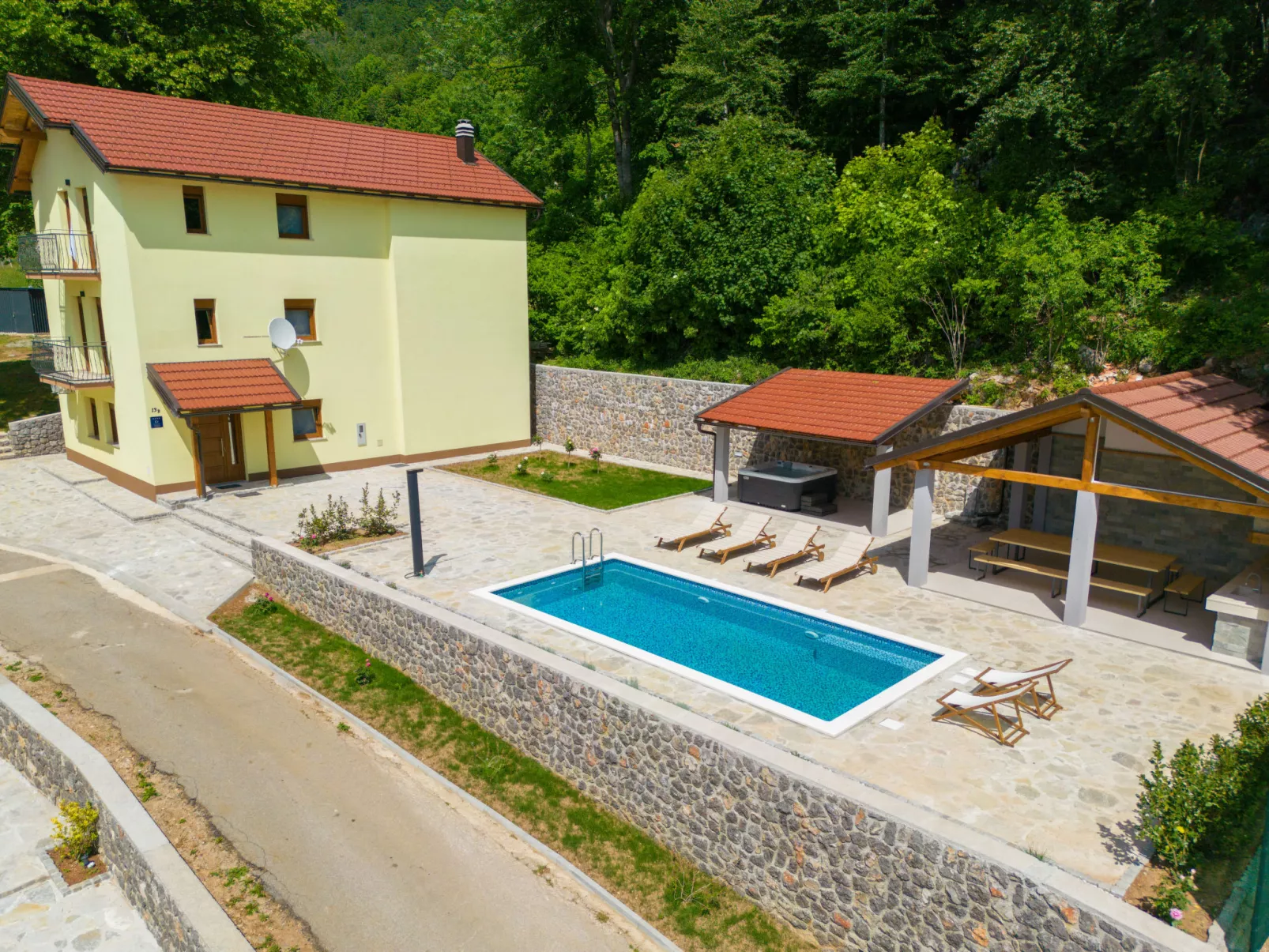 Magna Tilia-Outside