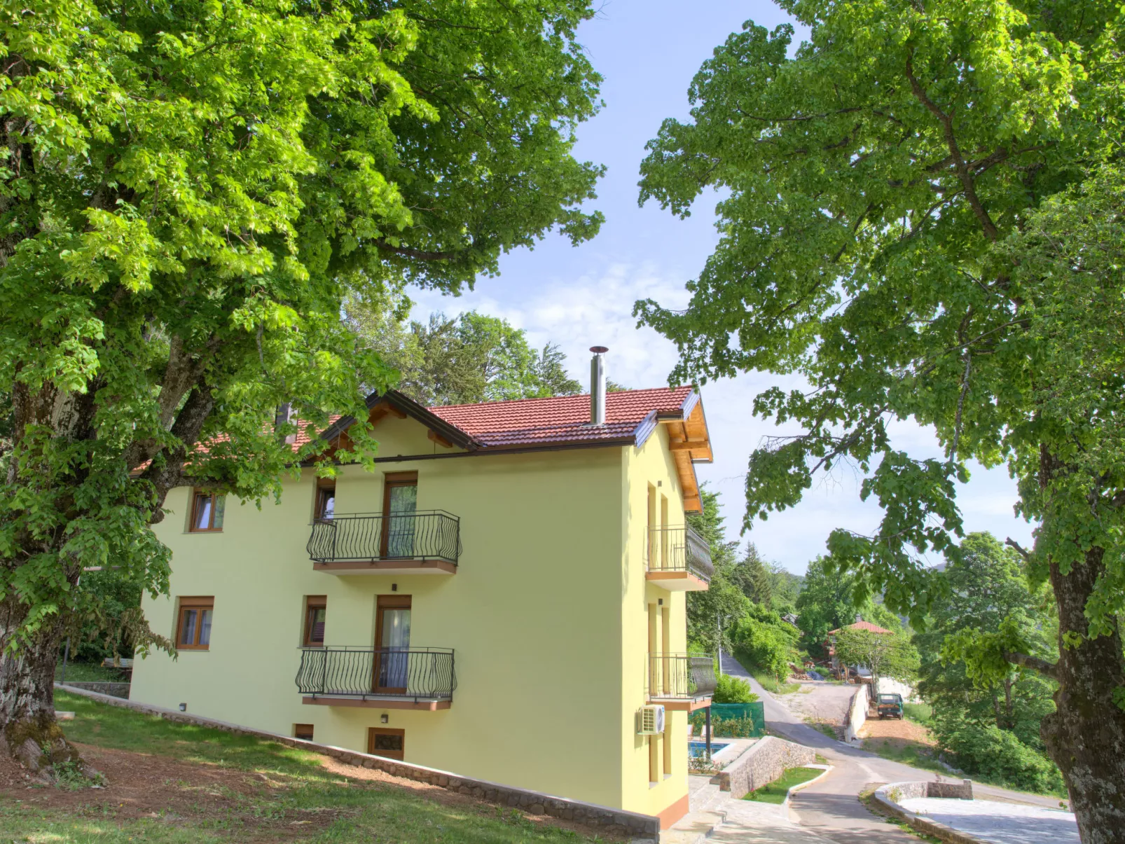 Magna Tilia-Outside