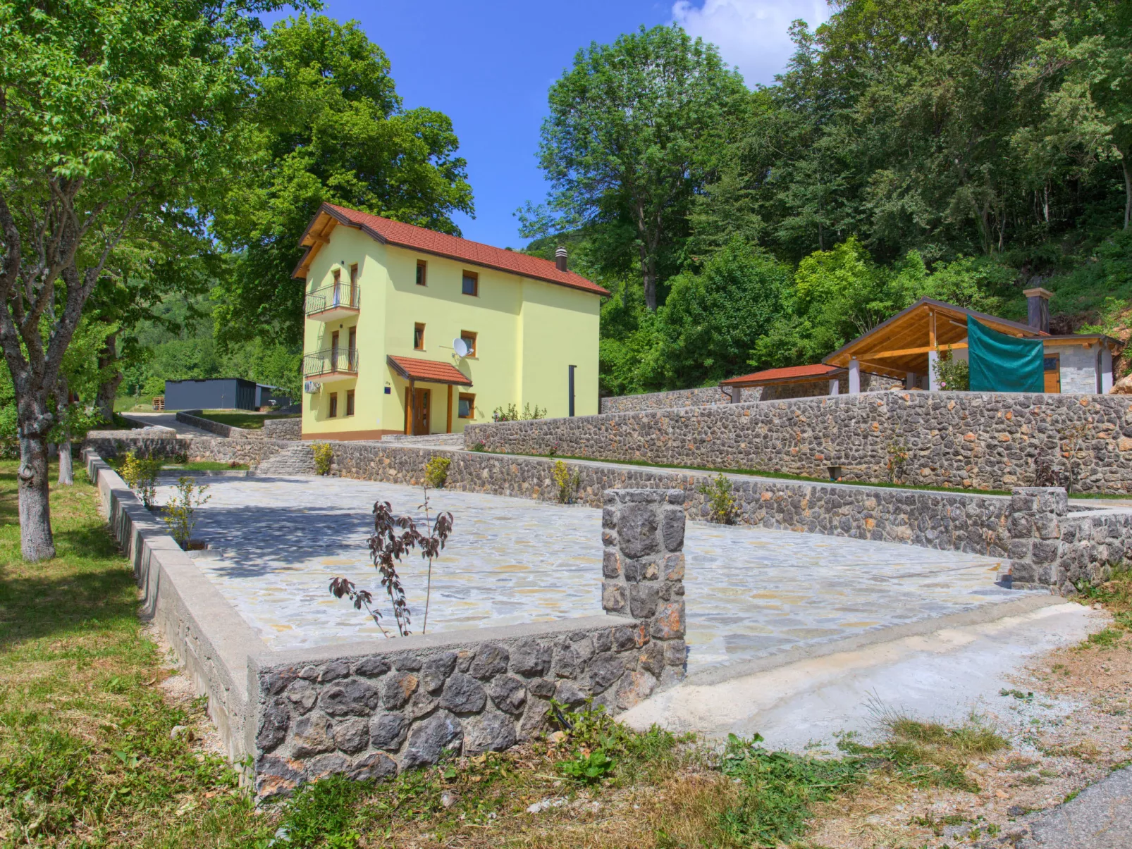 Magna Tilia-Outside