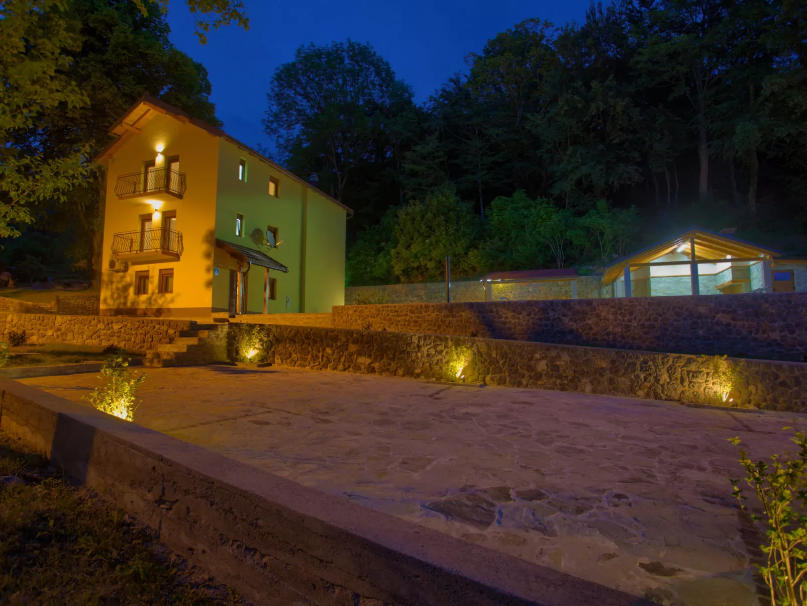 Magna Tilia-Outside