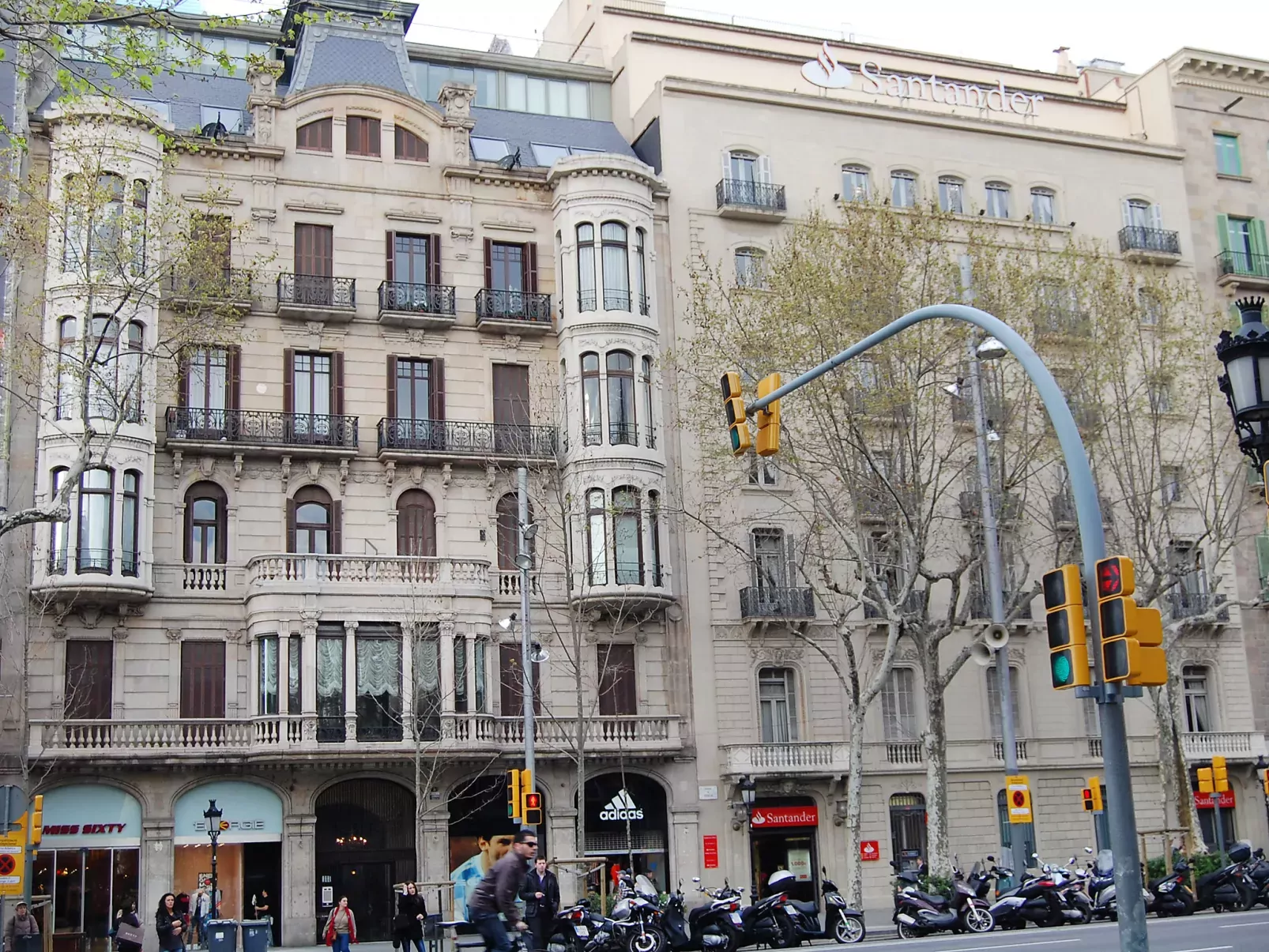 Plaza de Catalunya - Pso. de Gracia-Inside