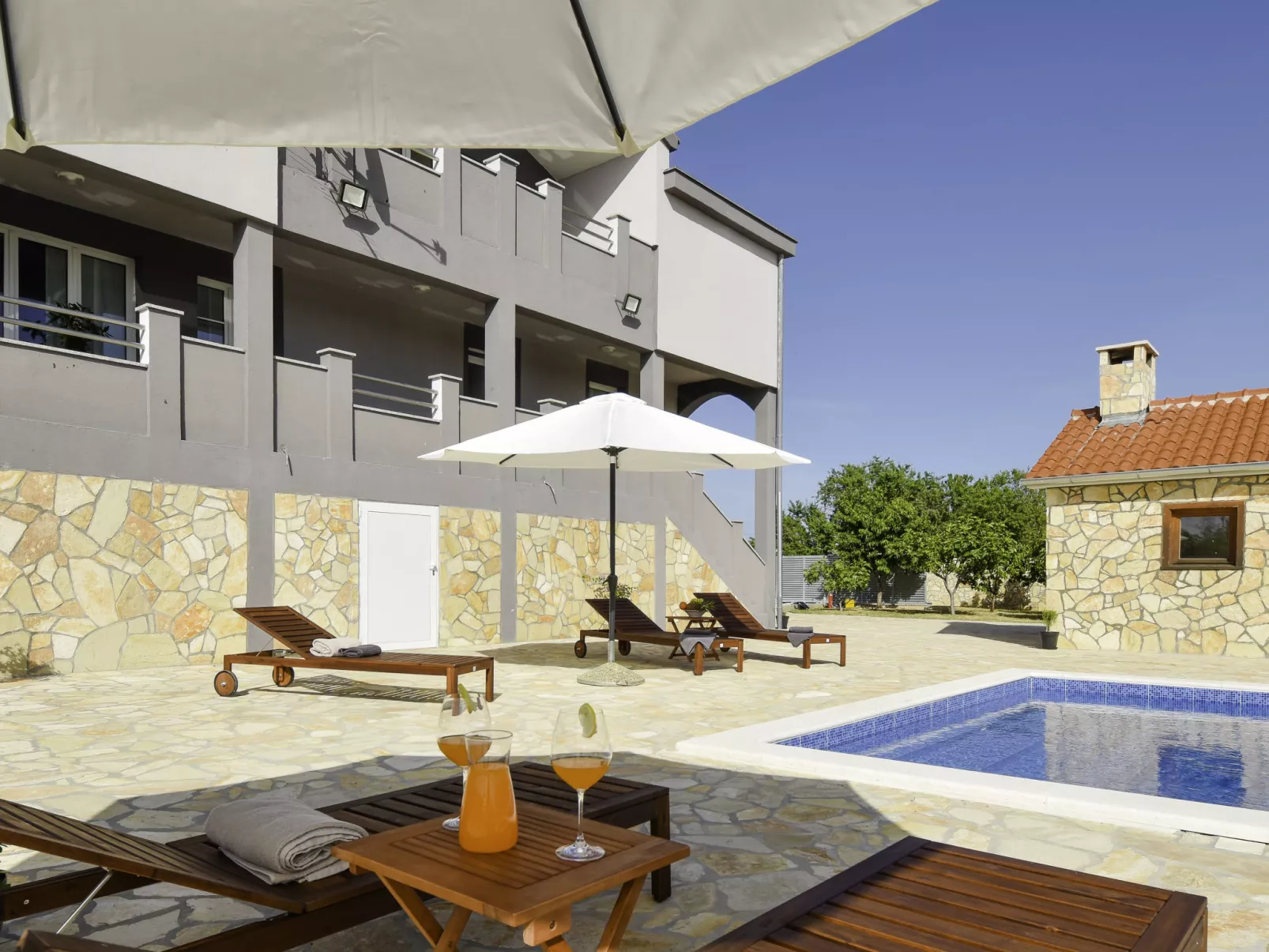 Villa Dalmacija-Outside