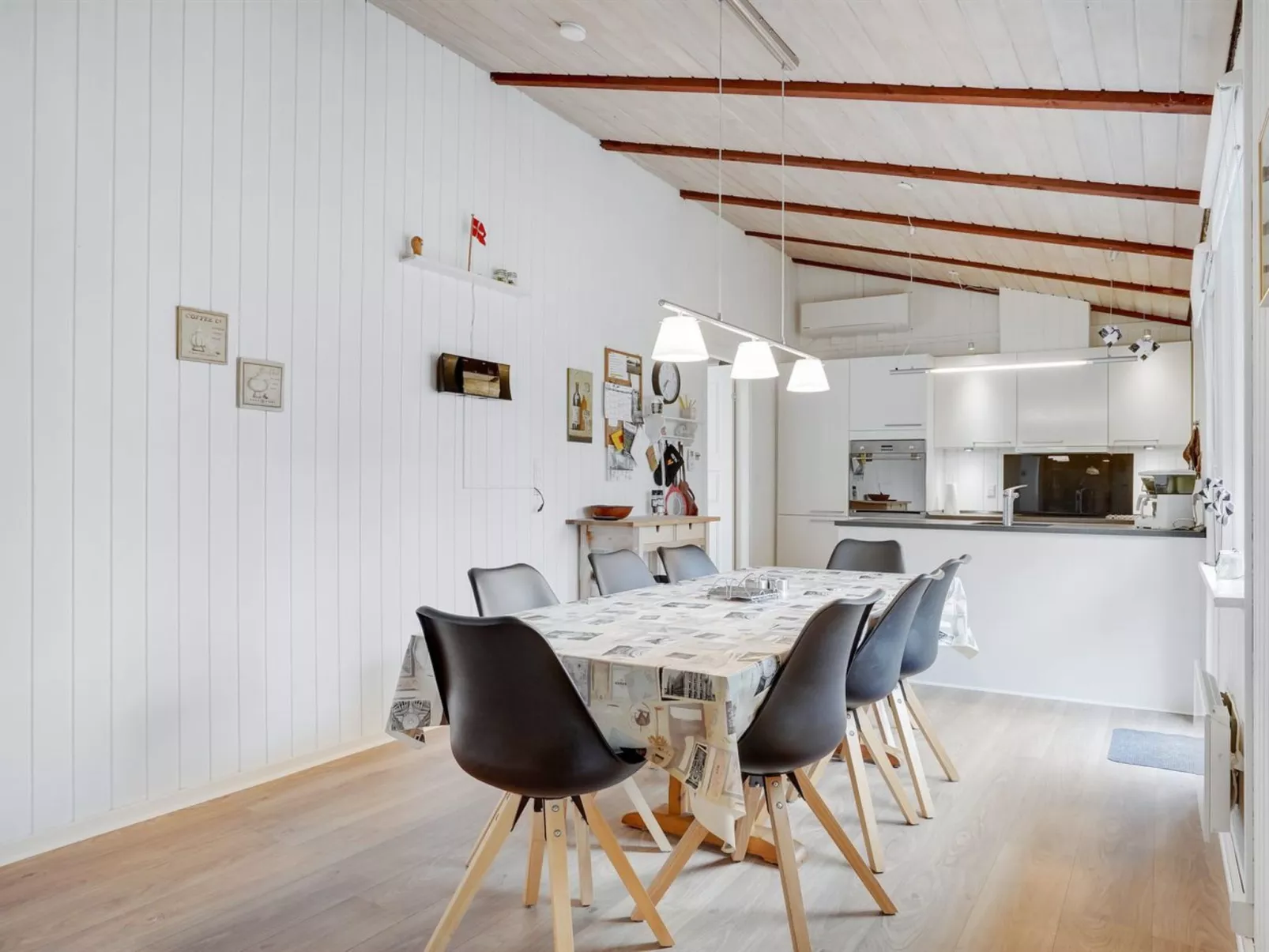"Massie" - 30km from the sea-Inside