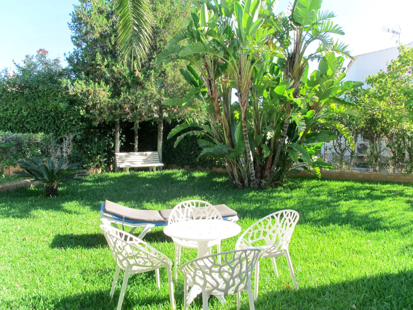Dolce Farniente-Outside