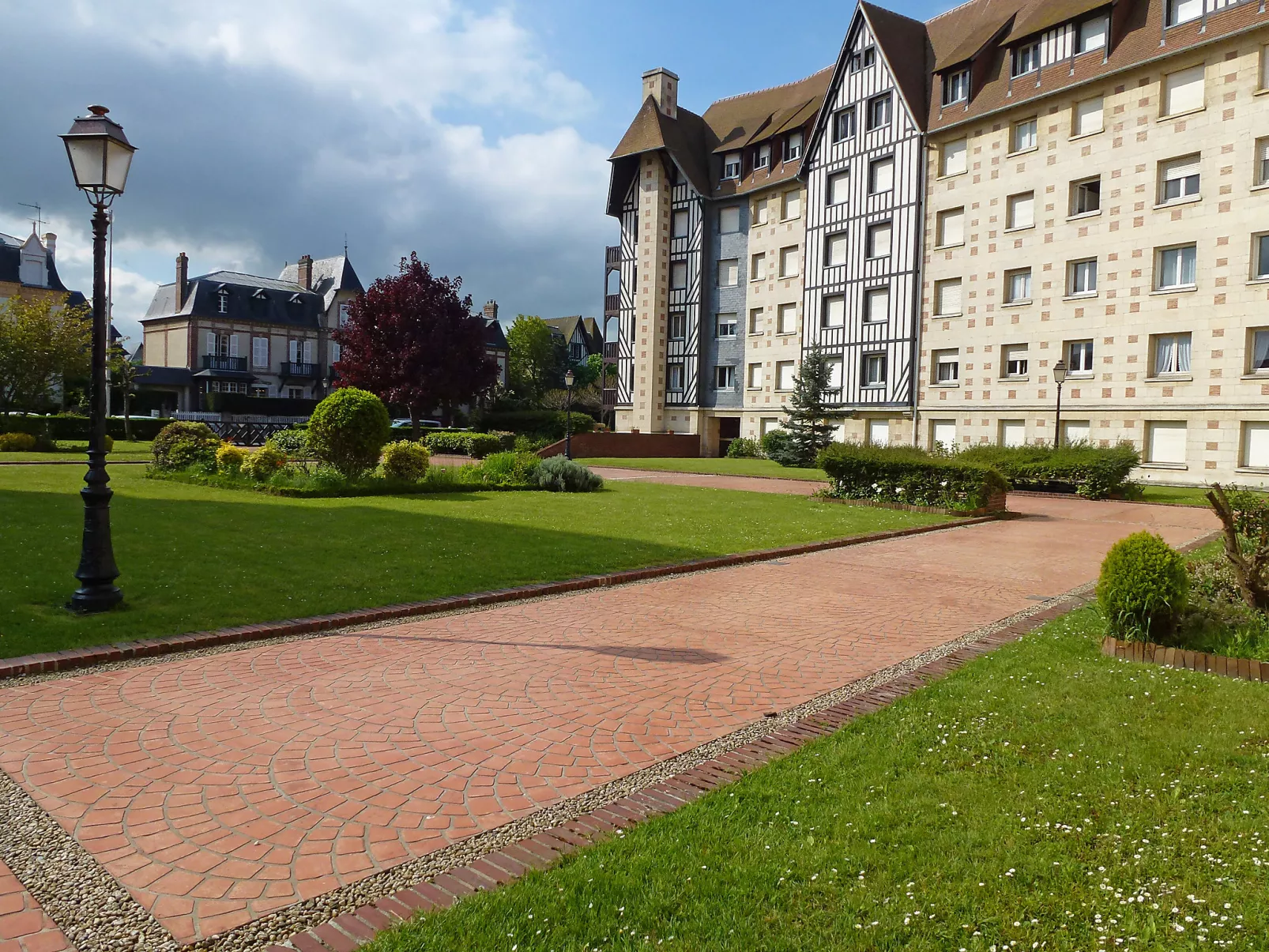 Castel Guermante-Draußen
