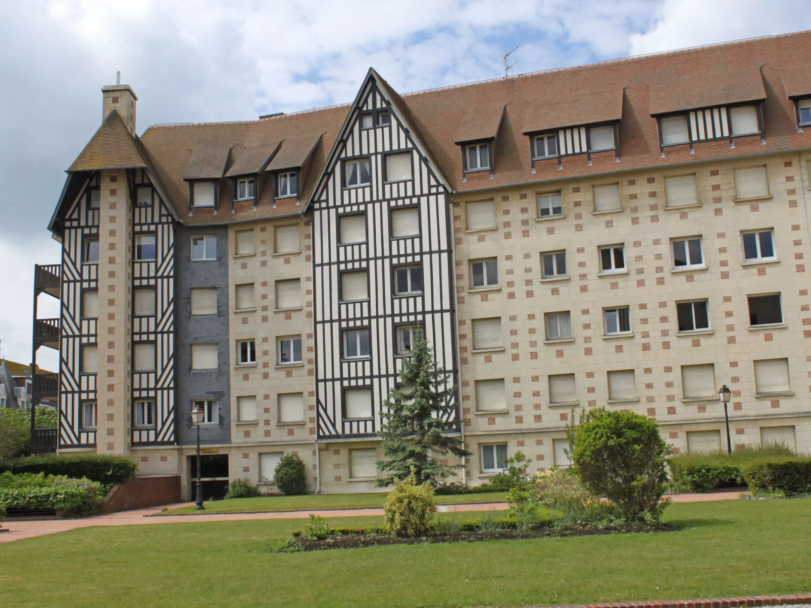 Castel Guermante-Draußen