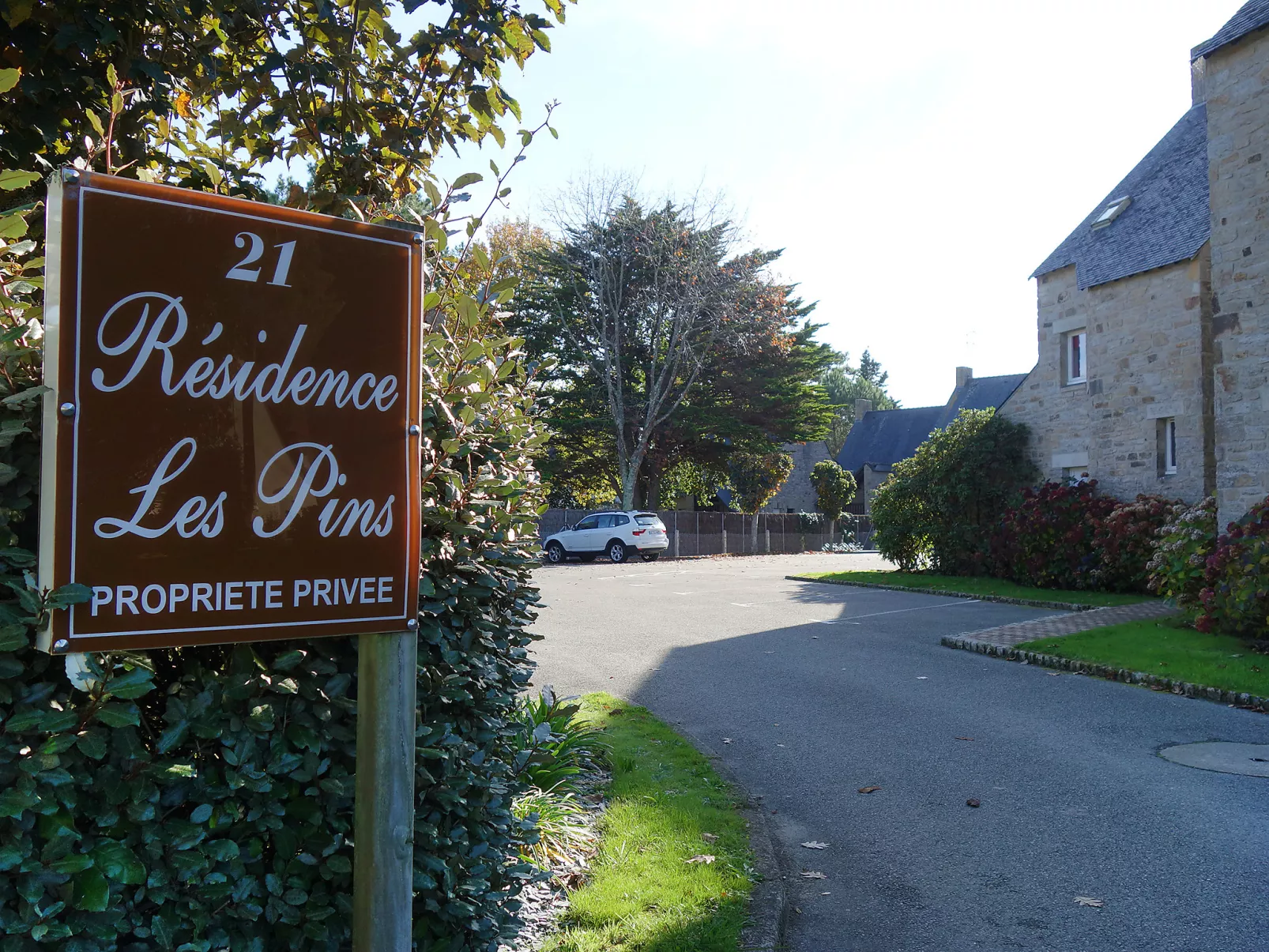 Les Pins-Outside