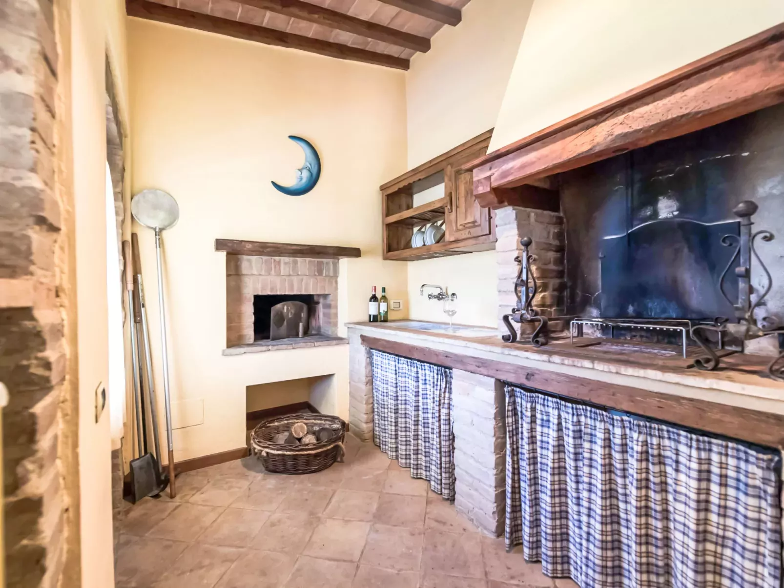 Vineyard View-Inside