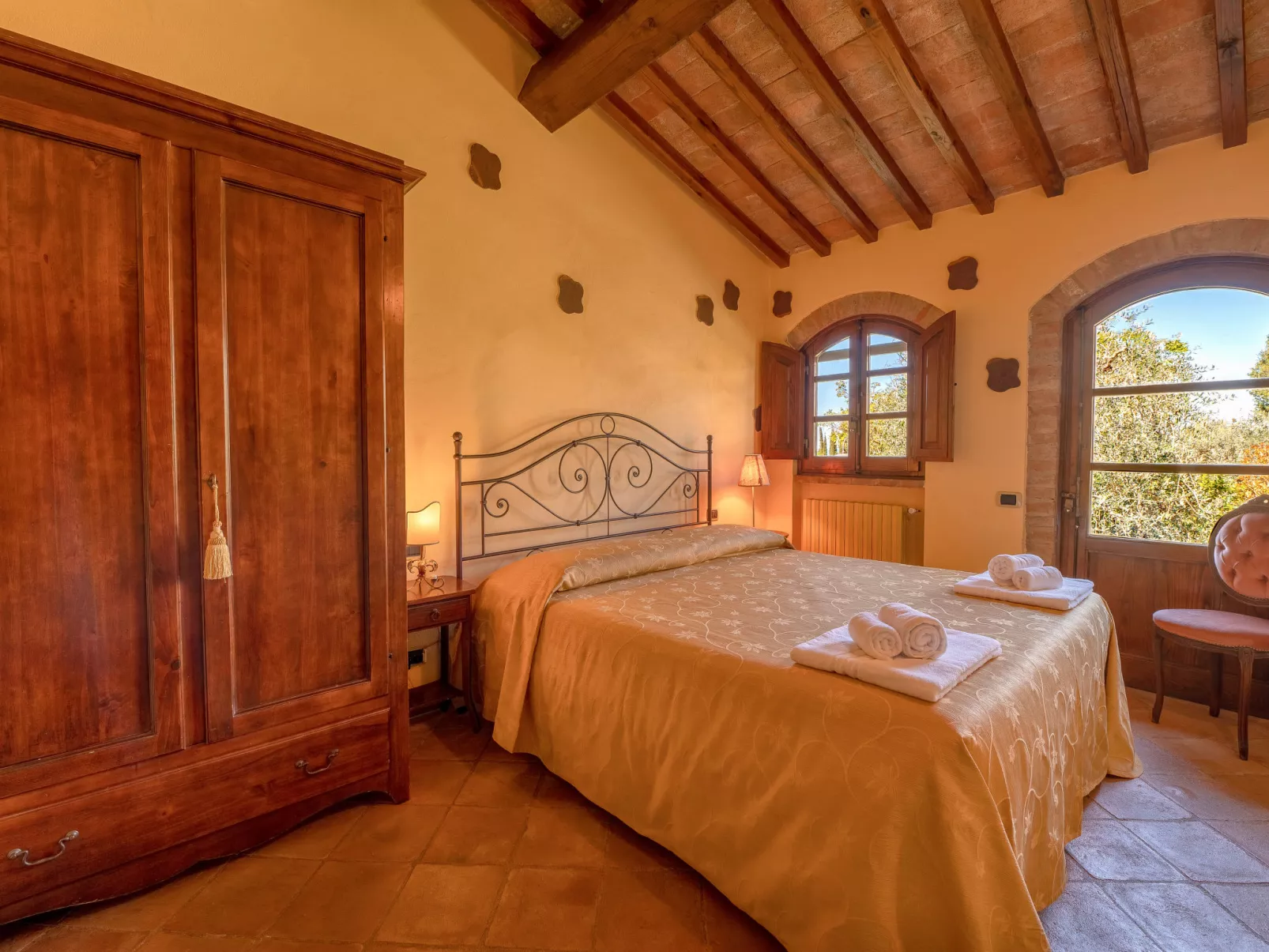Vineyard View-Inside