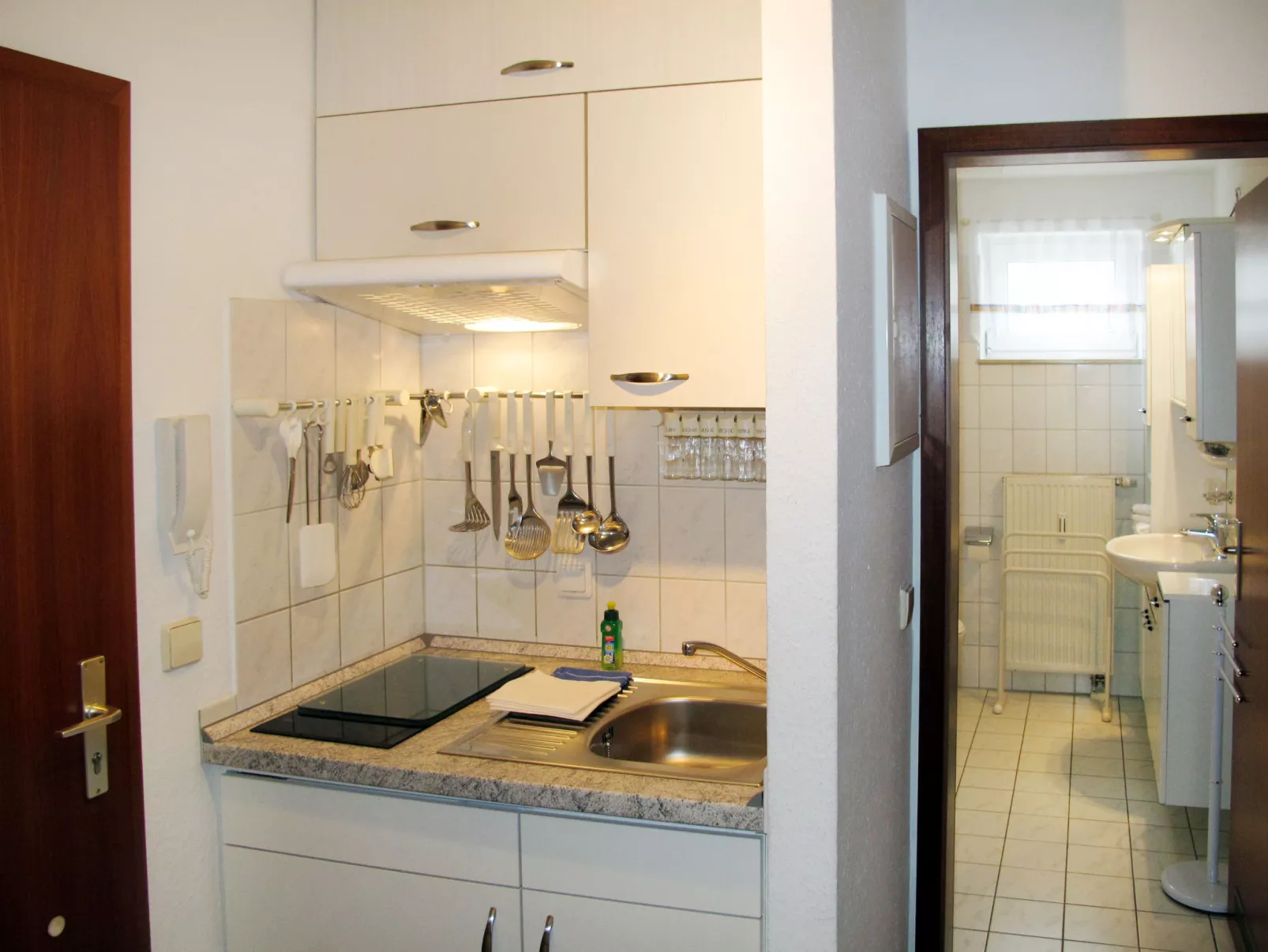 Glowe (GLW655)-Inside