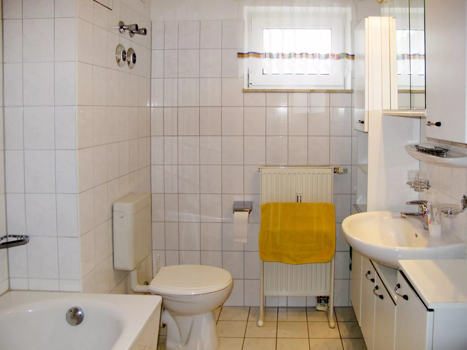 Glowe (GLW655)-Inside