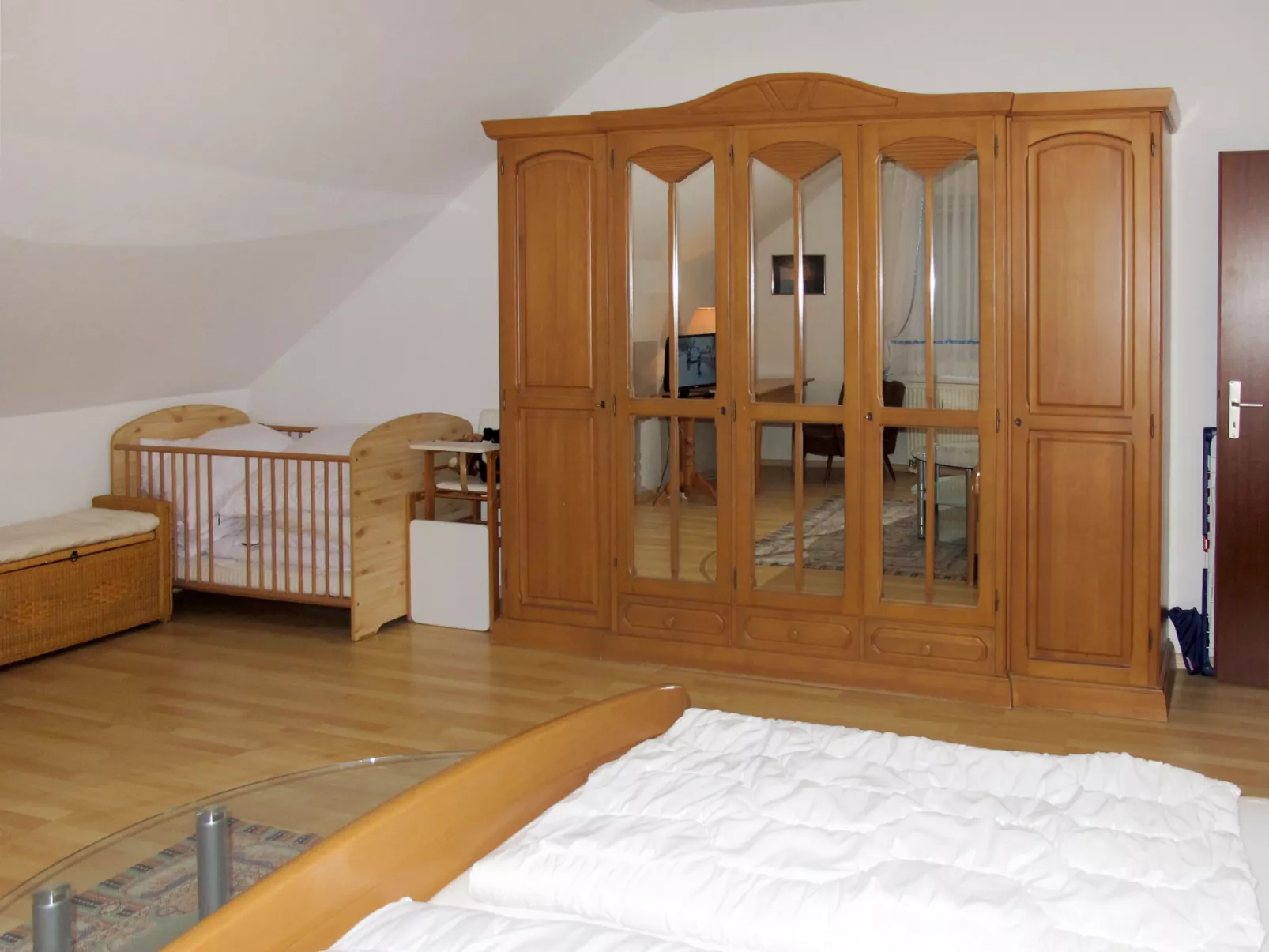 Glowe (GLW655)-Inside
