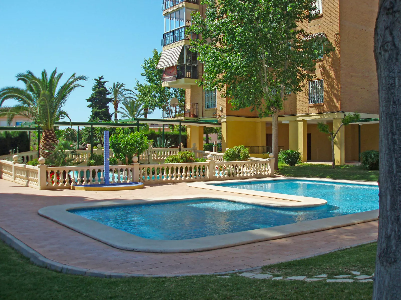 Las Cinco Torres-Outside