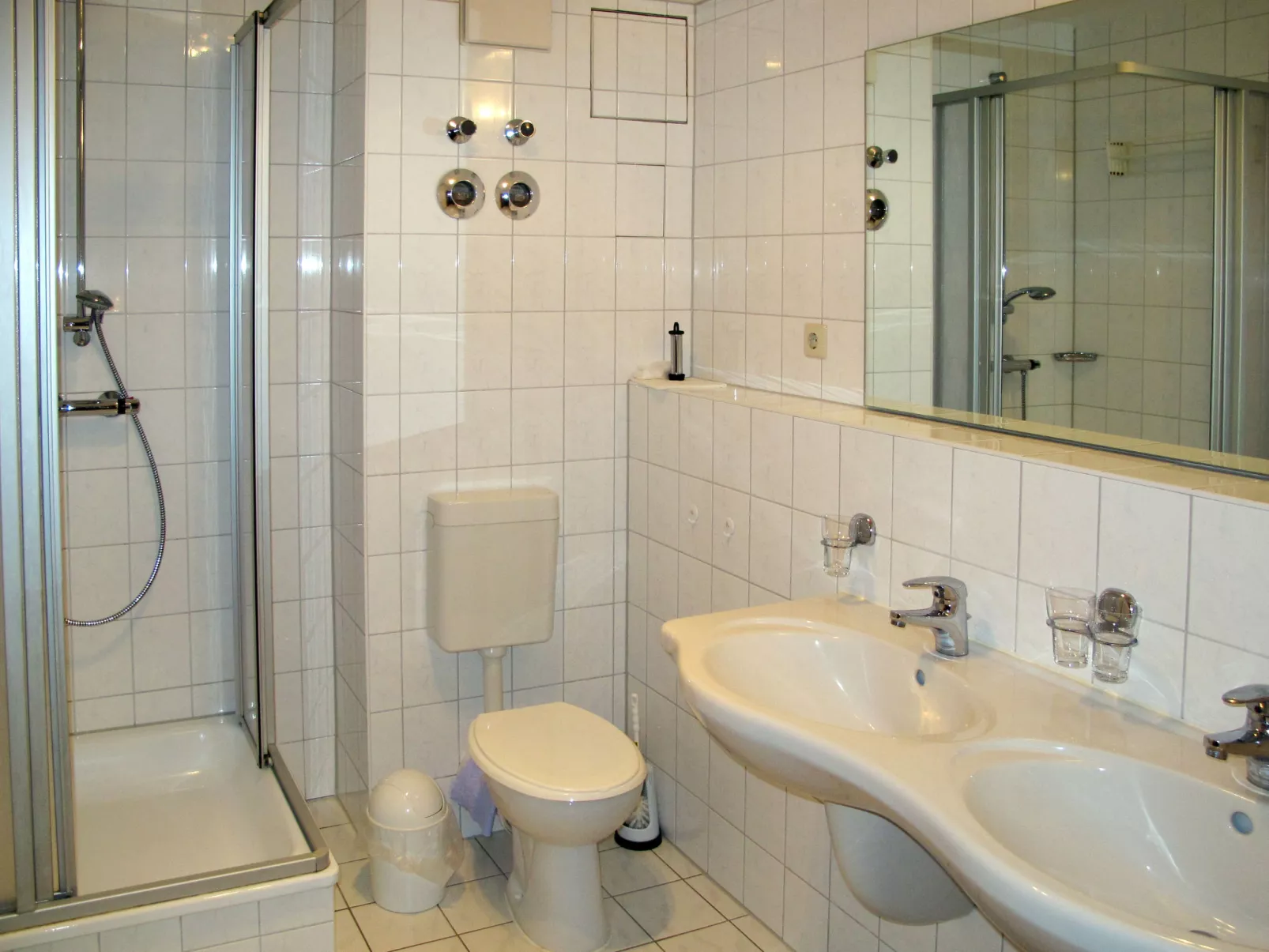 Glowe (GLW660)-Inside