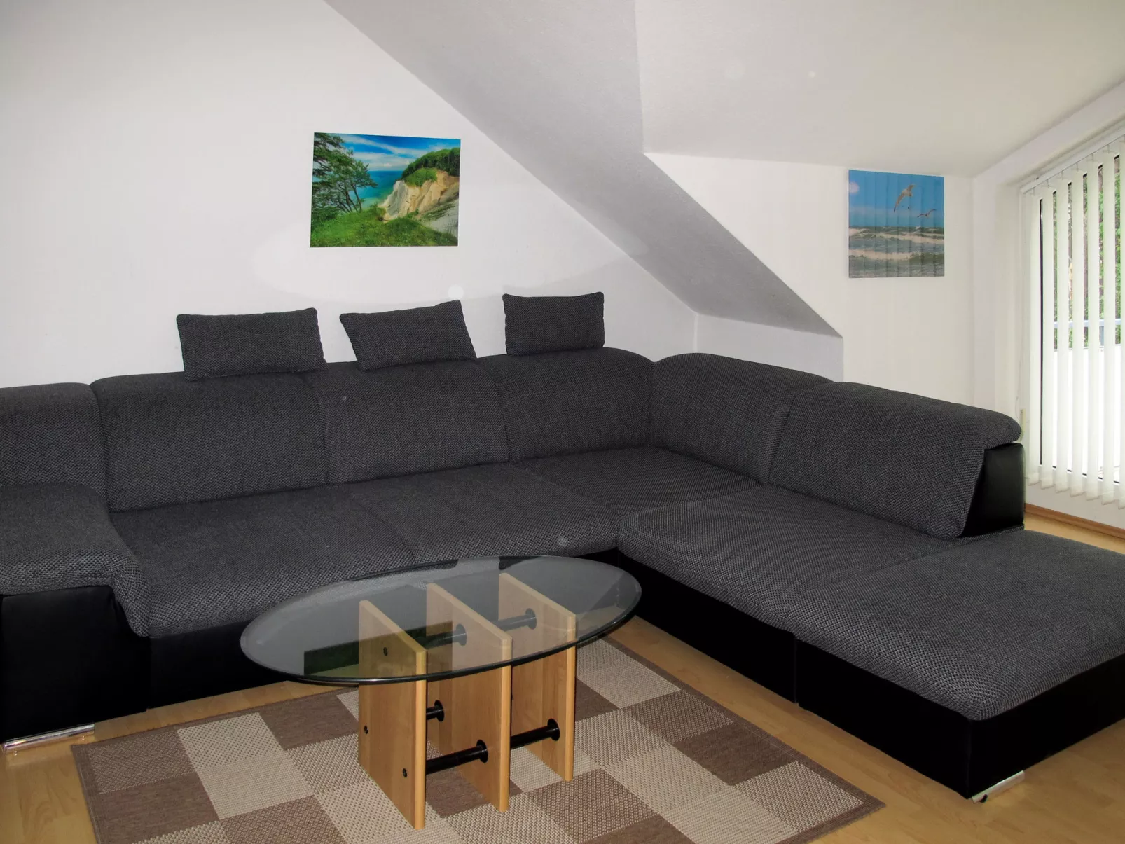 Glowe (GLW661)-Inside