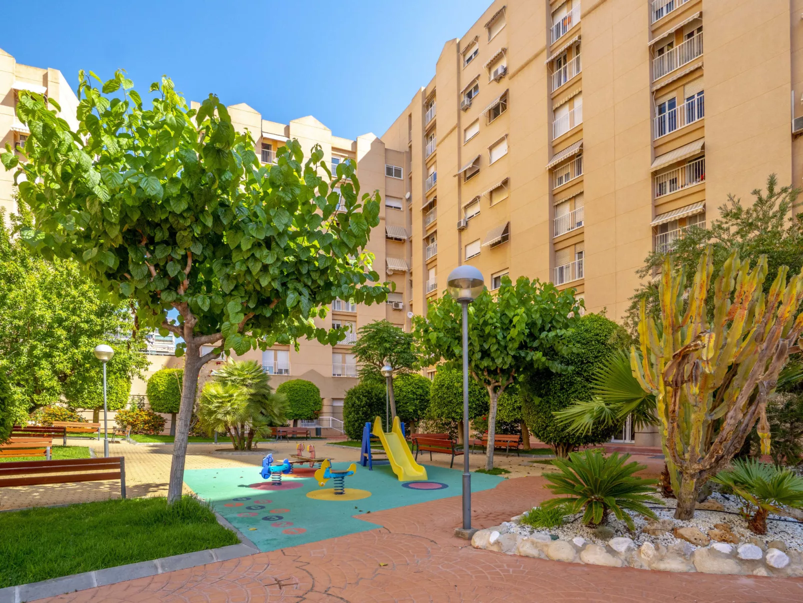 EssensacionesHome / Los Almendros-Outside