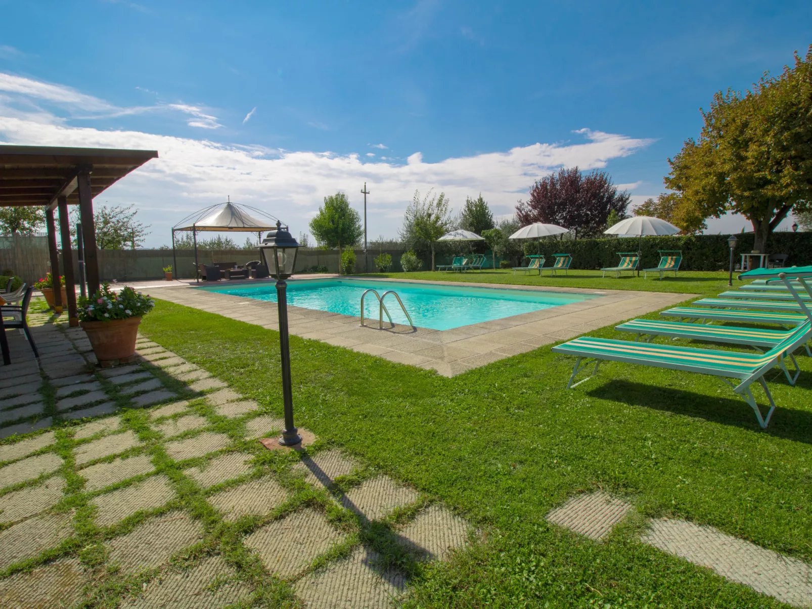 Le Rondini-Outside