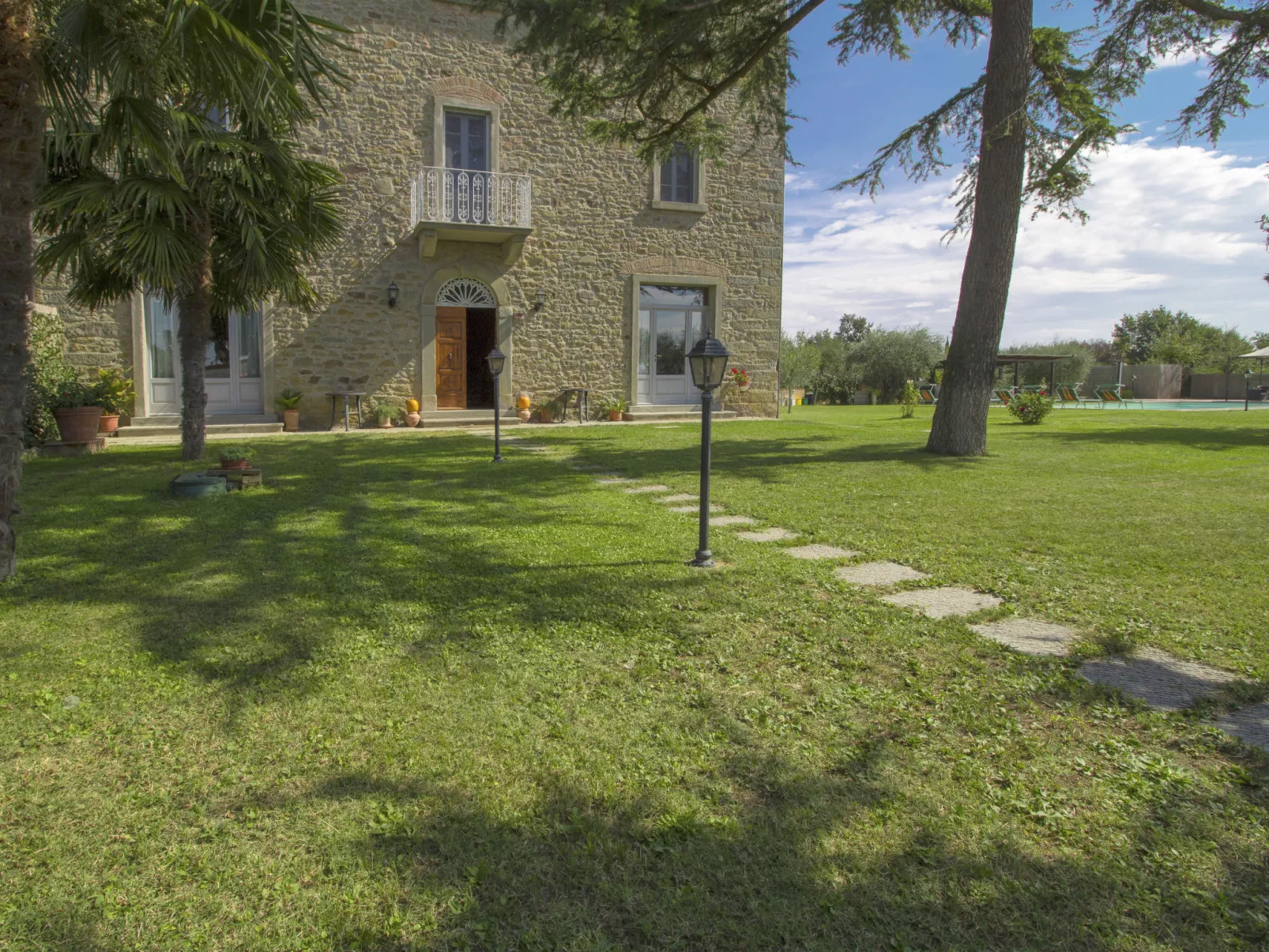 Le Rondini-Outside