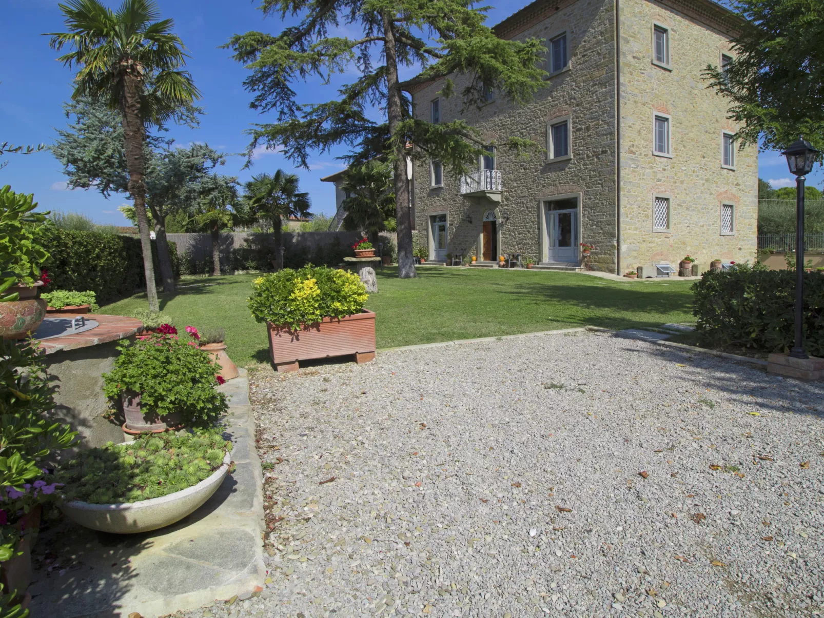 Le Rondini-Outside
