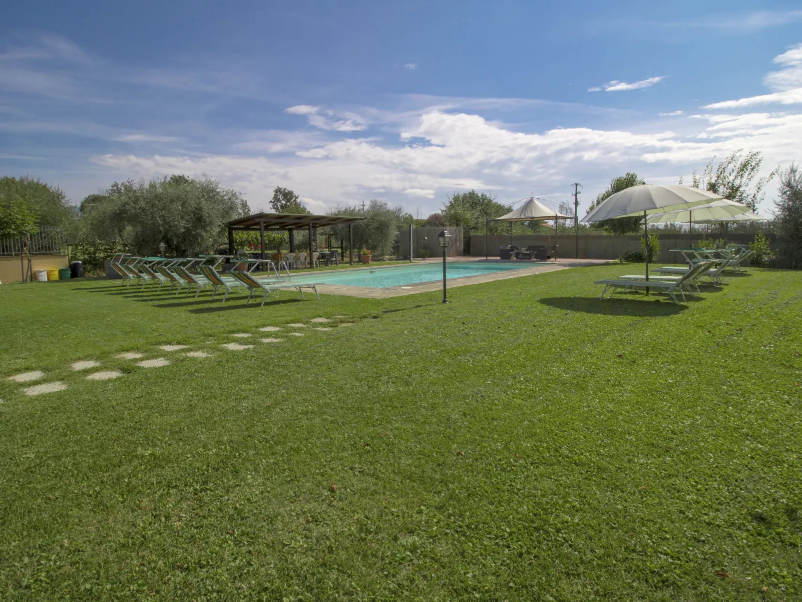 Le Rondini-Outside